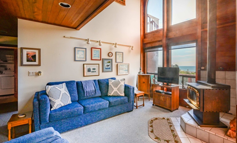 Ocean view home with Fireplace, Hot Tub, Deck