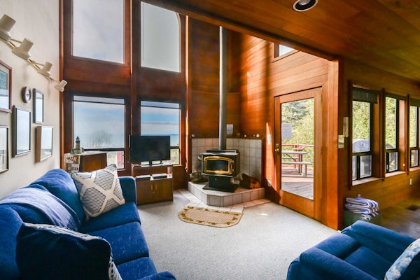 Ocean view home with Fireplace, Hot Tub, Deck