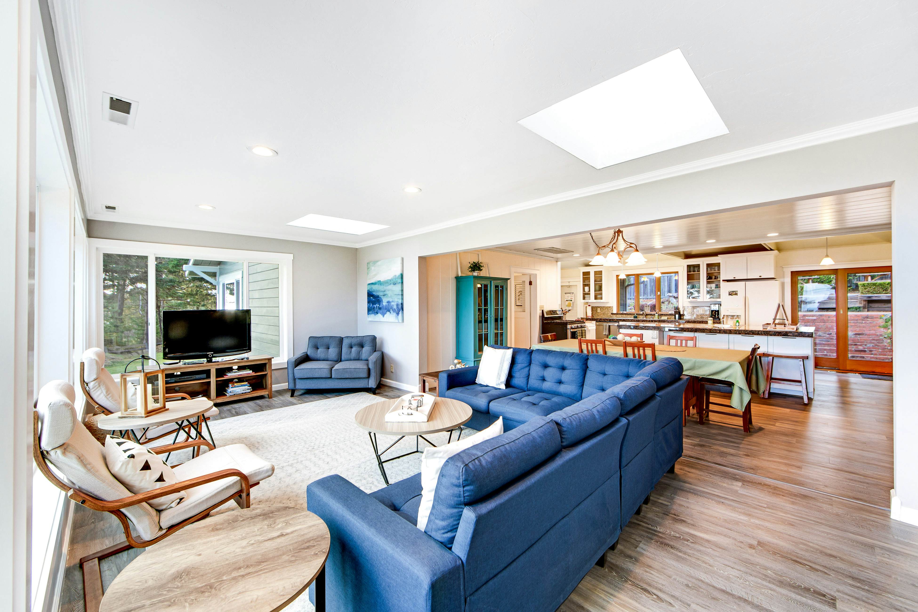 Ocean View Retreat: Hot Tub, Fireplace & Beach