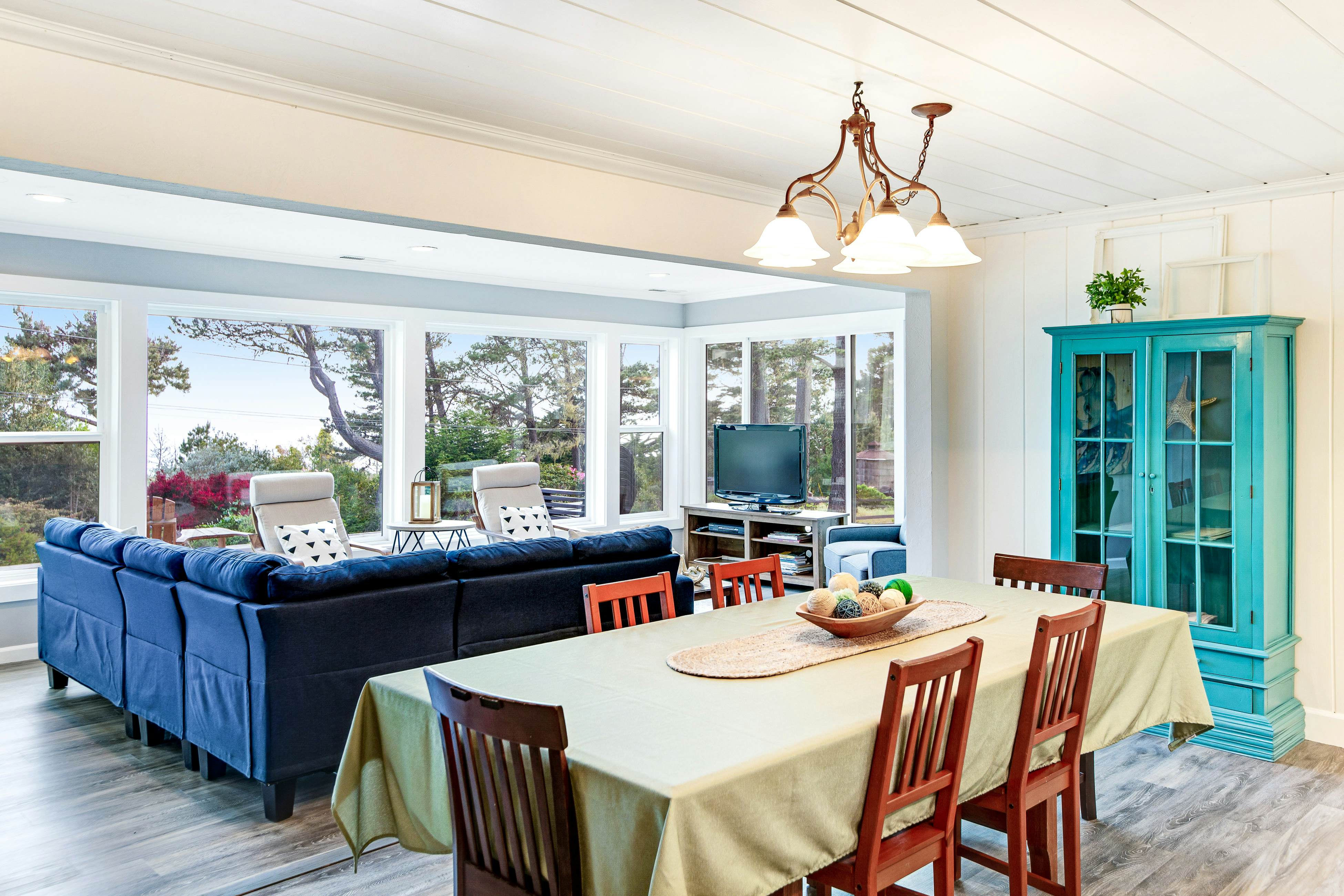 Ocean View Retreat: Hot Tub, Fireplace & Beach