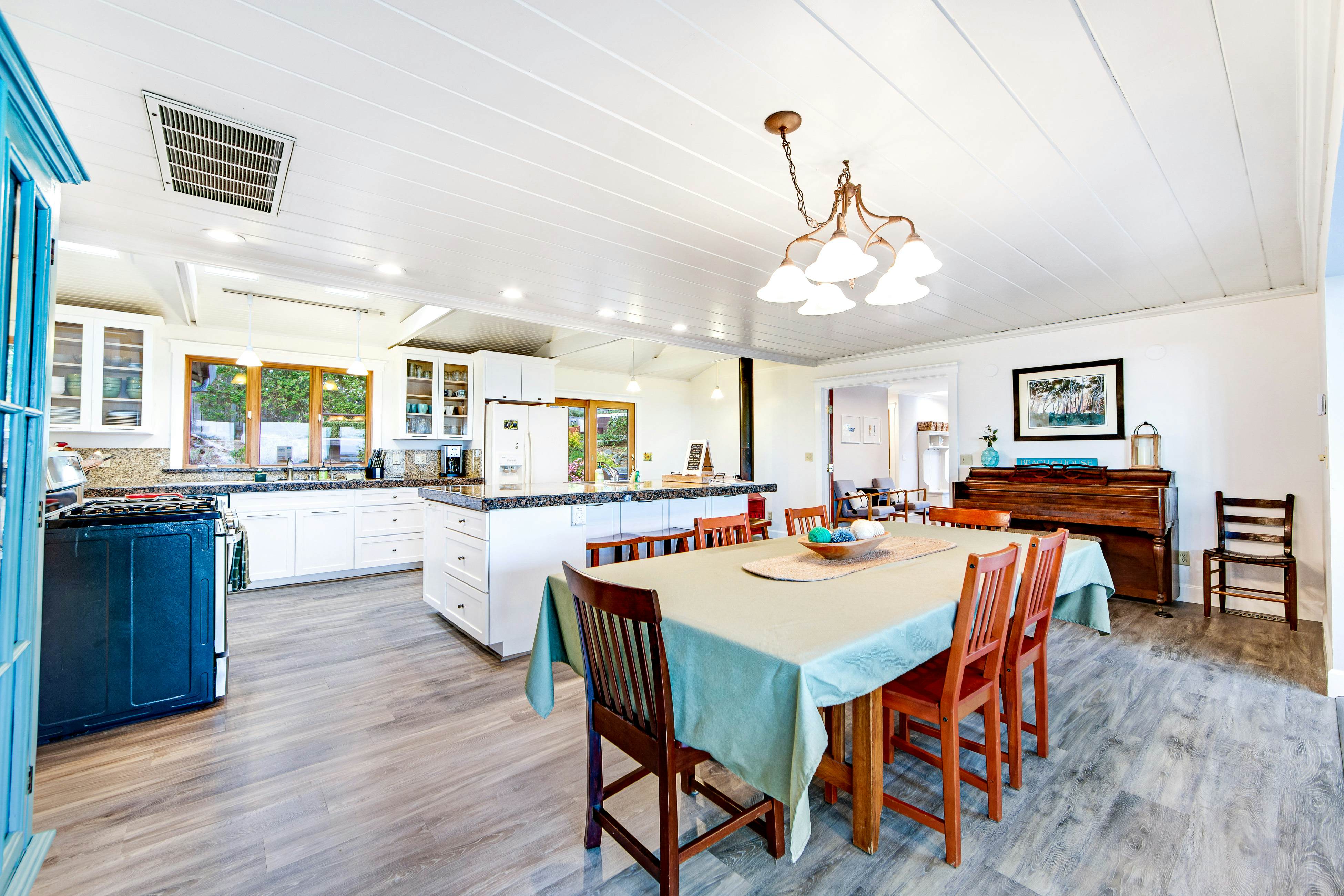 Ocean View Retreat: Hot Tub, Fireplace & Beach