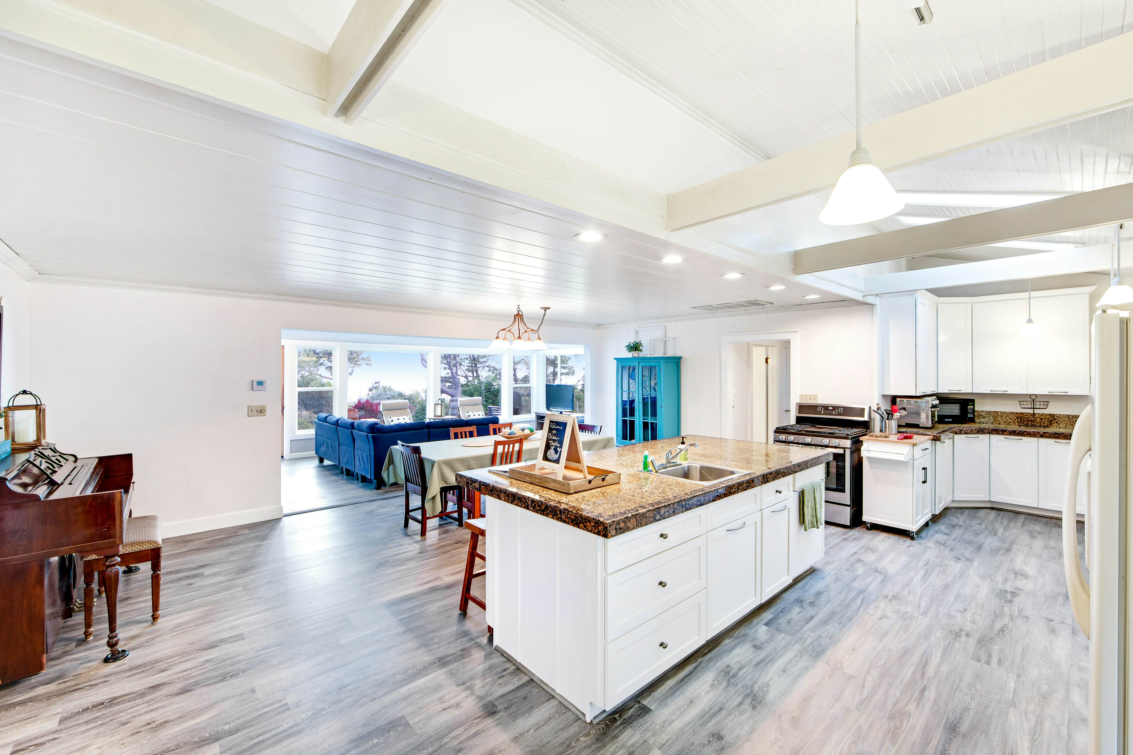 Ocean View Retreat: Hot Tub, Fireplace & Beach