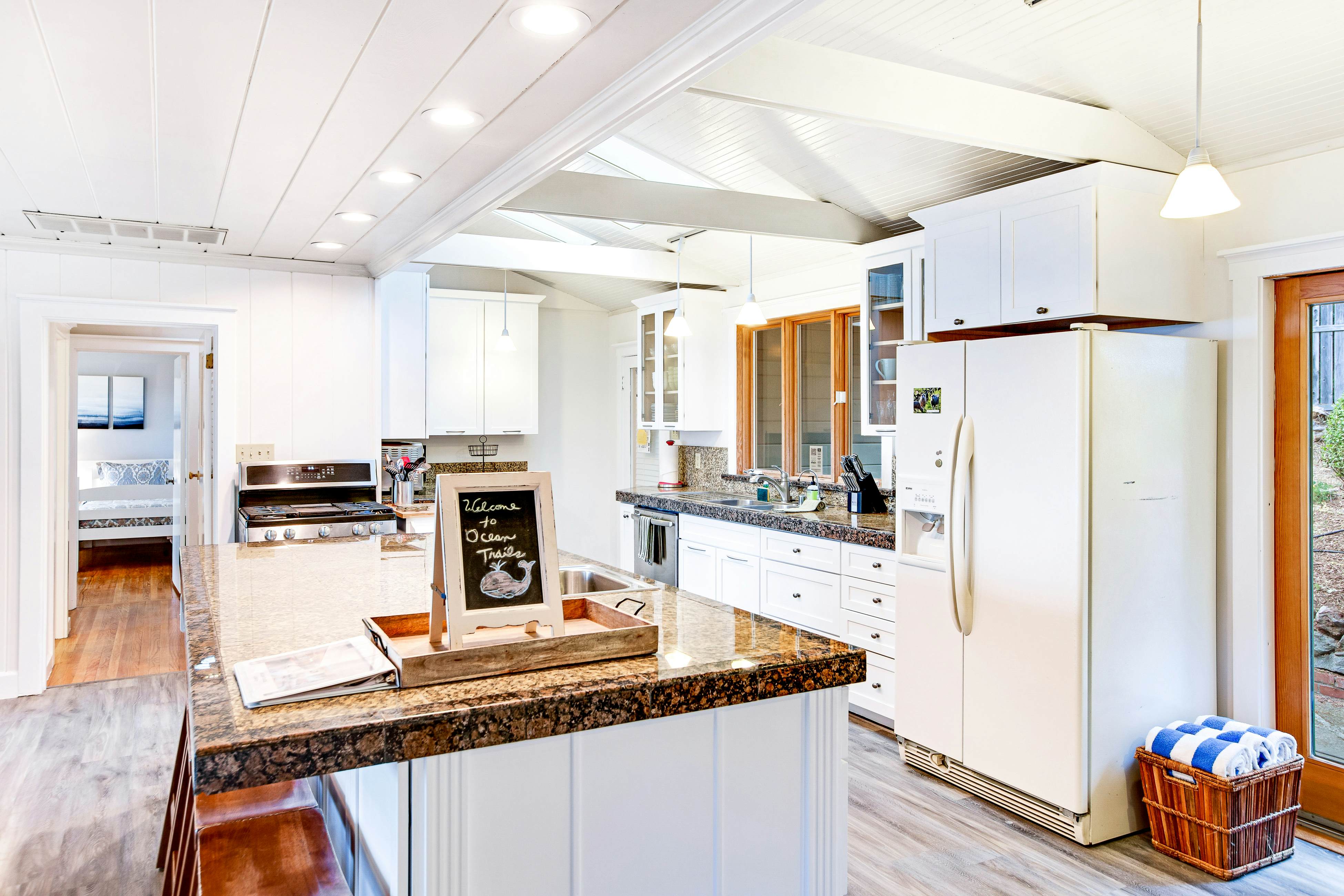 Ocean View Retreat: Hot Tub, Fireplace & Beach