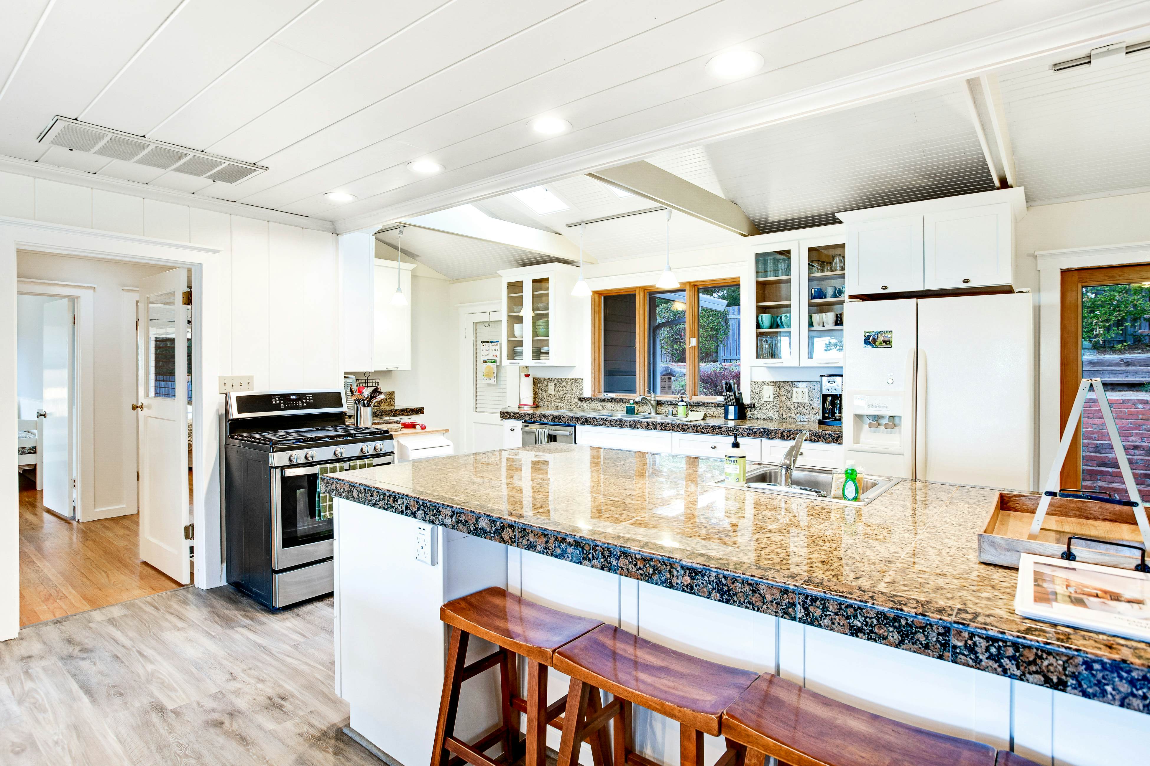 Ocean View Retreat: Hot Tub, Fireplace & Beach