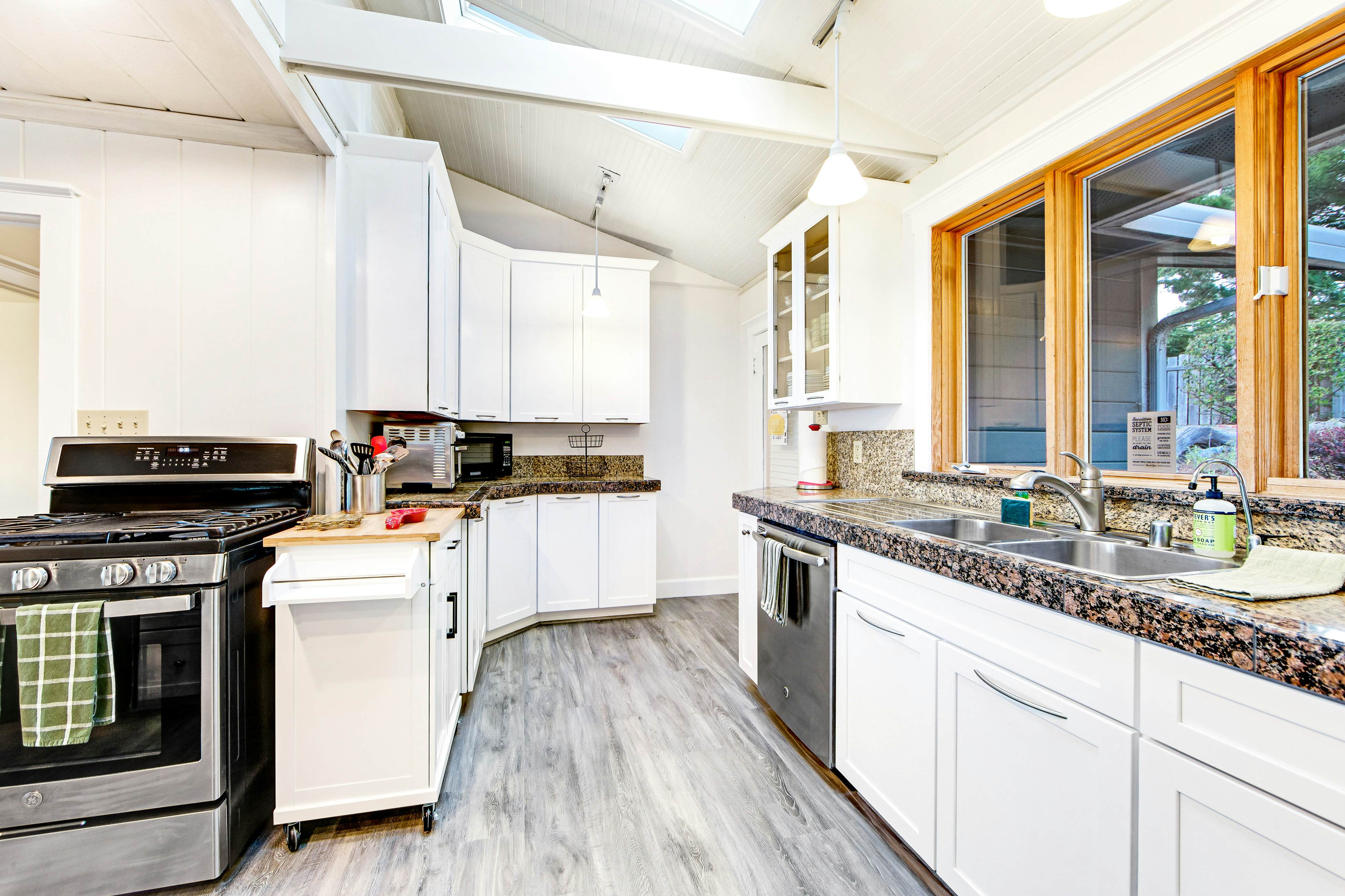 Ocean View Retreat: Hot Tub, Fireplace & Beach