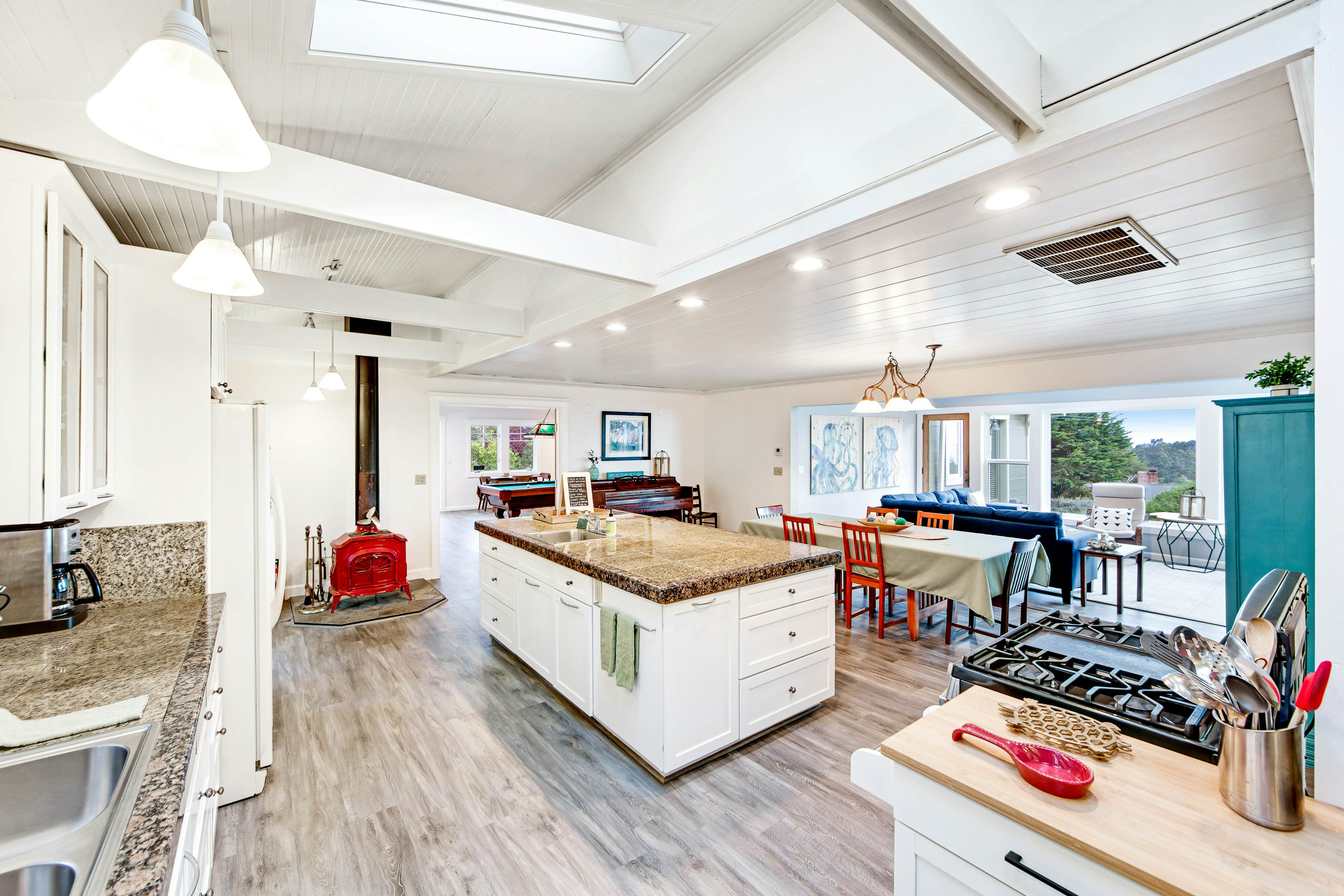 Ocean View Retreat: Hot Tub, Fireplace & Beach