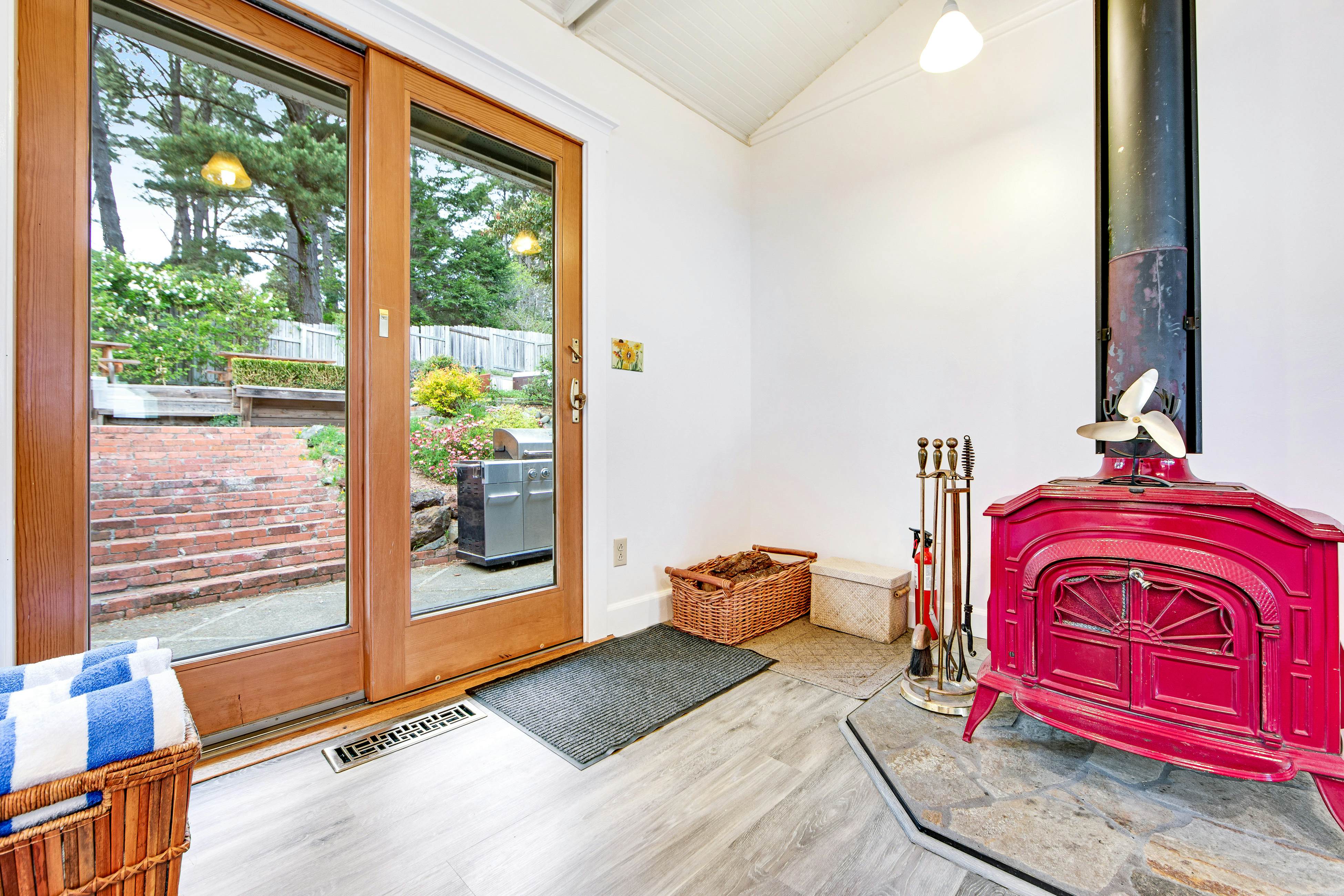 Ocean View Retreat: Hot Tub, Fireplace & Beach