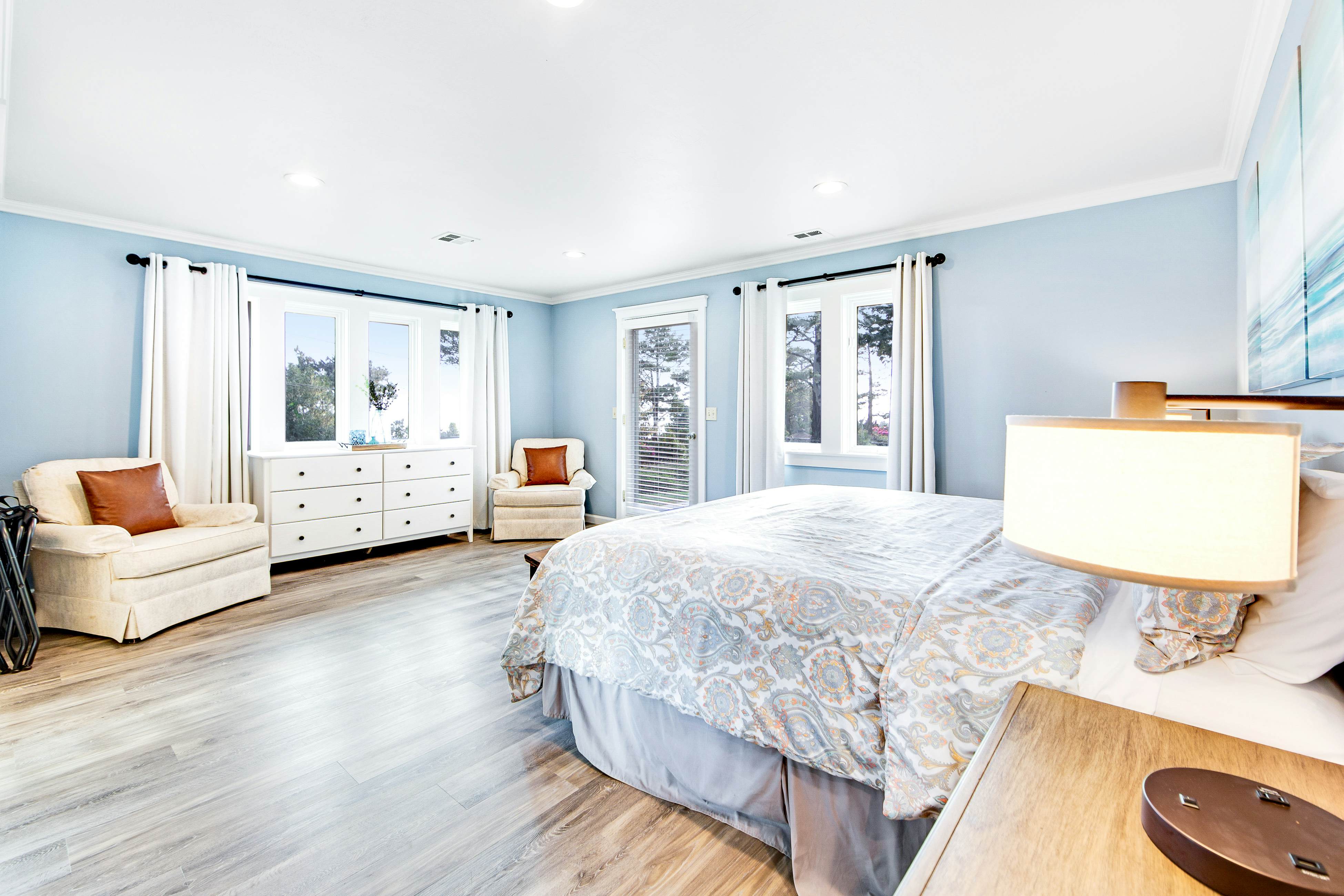 Ocean View Retreat: Hot Tub, Fireplace & Beach