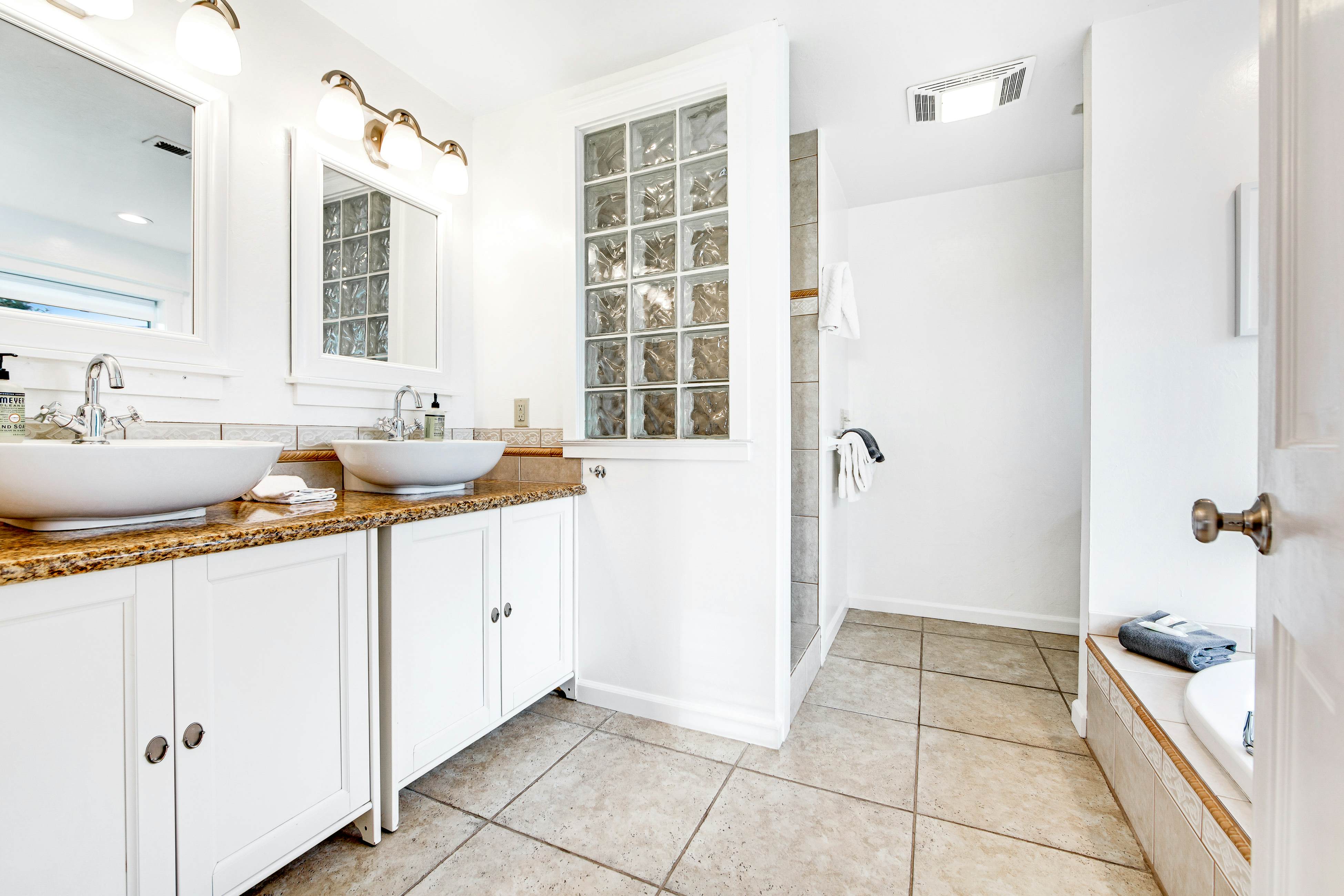 Ocean View Retreat: Hot Tub, Fireplace & Beach