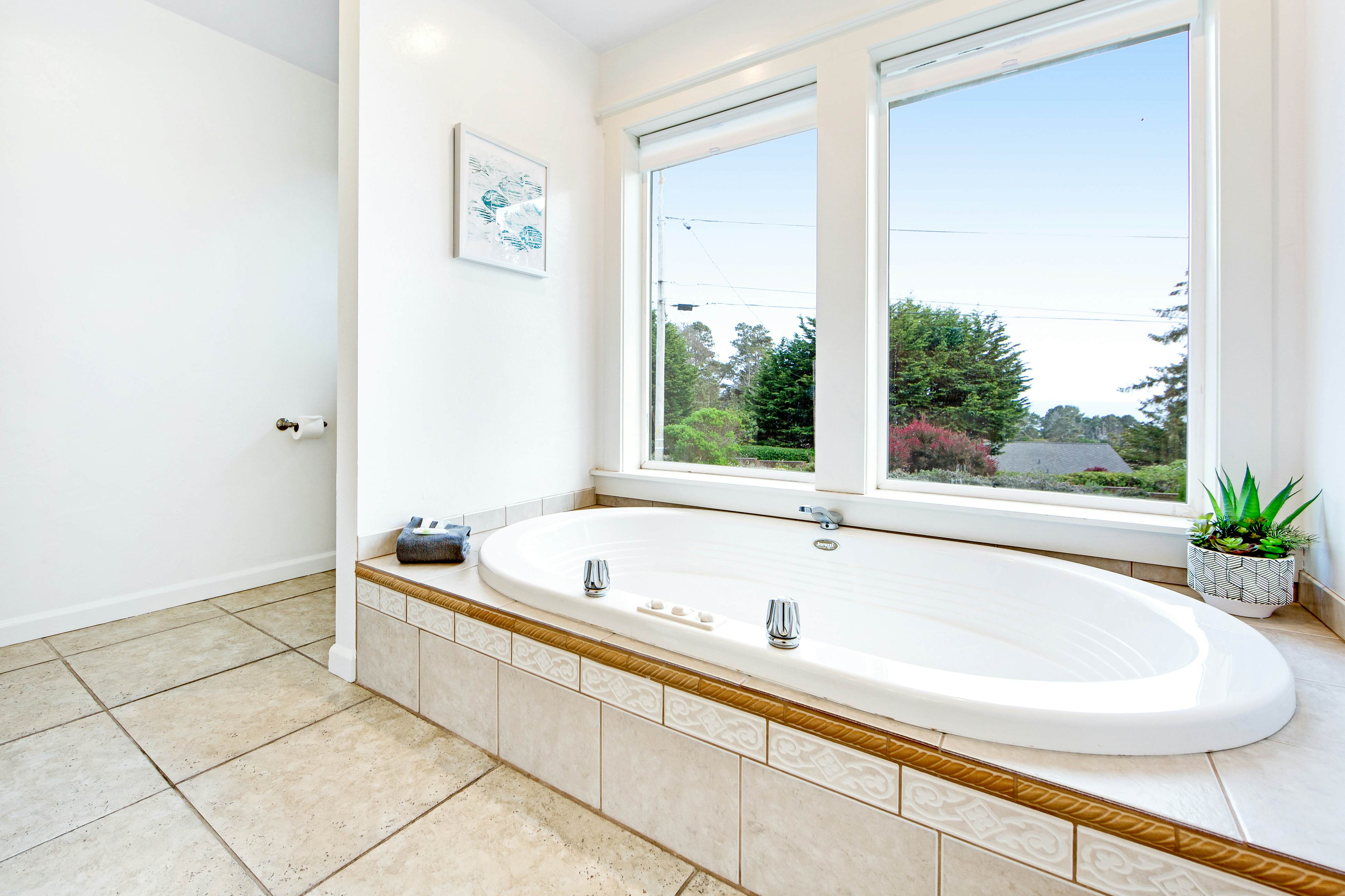 Ocean View Retreat: Hot Tub, Fireplace & Beach