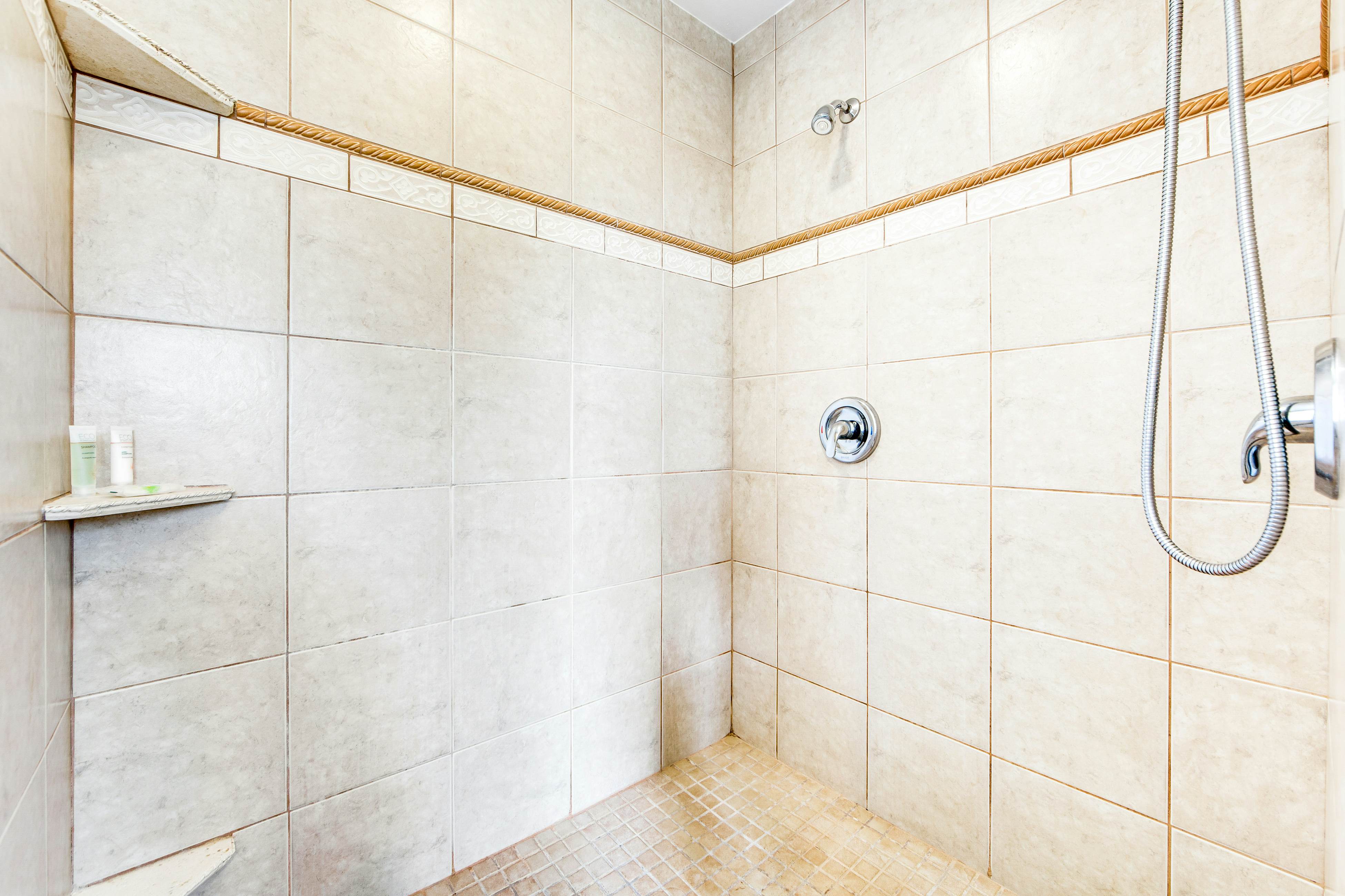 Ocean View Retreat: Hot Tub, Fireplace & Beach