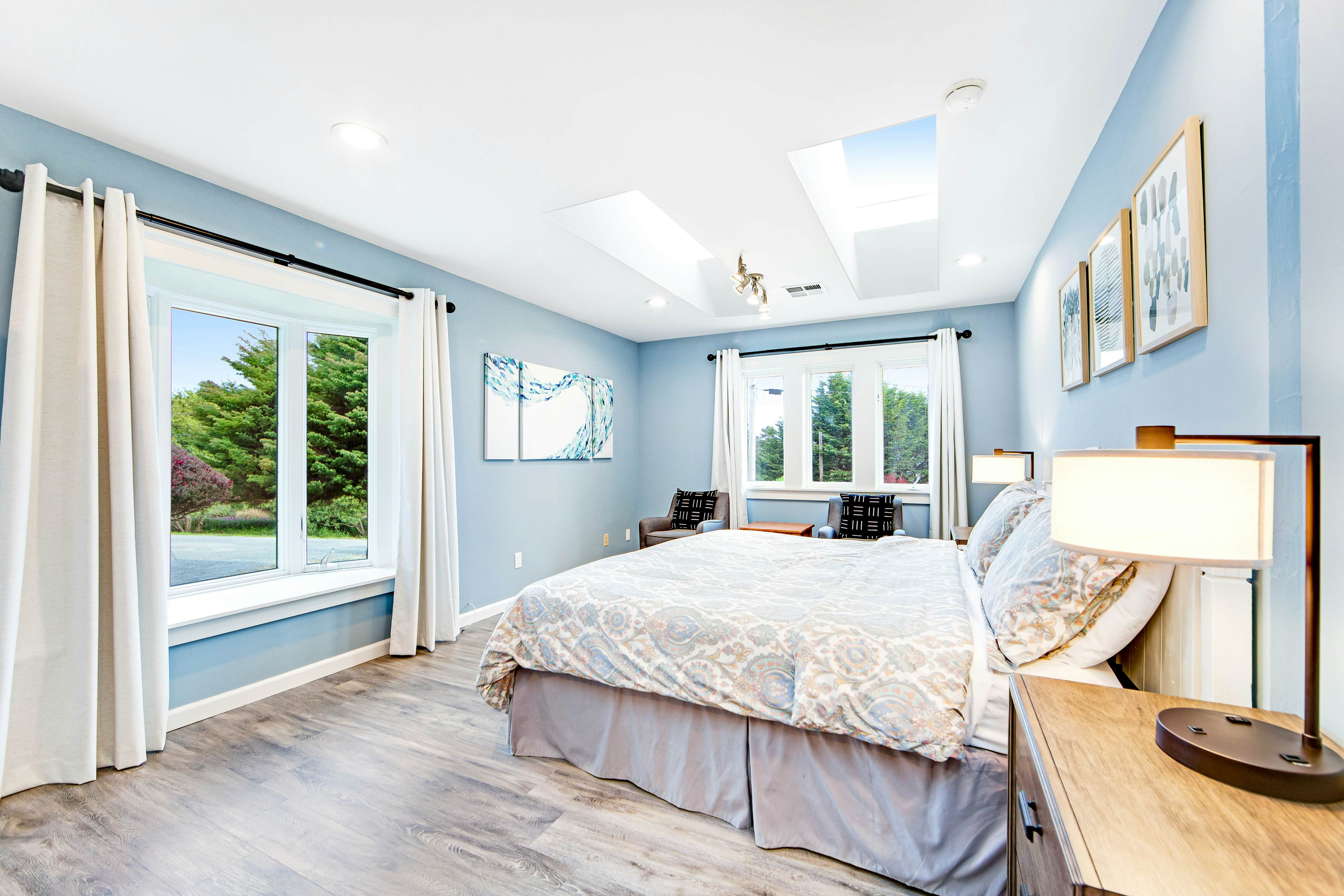 Ocean View Retreat: Hot Tub, Fireplace & Beach