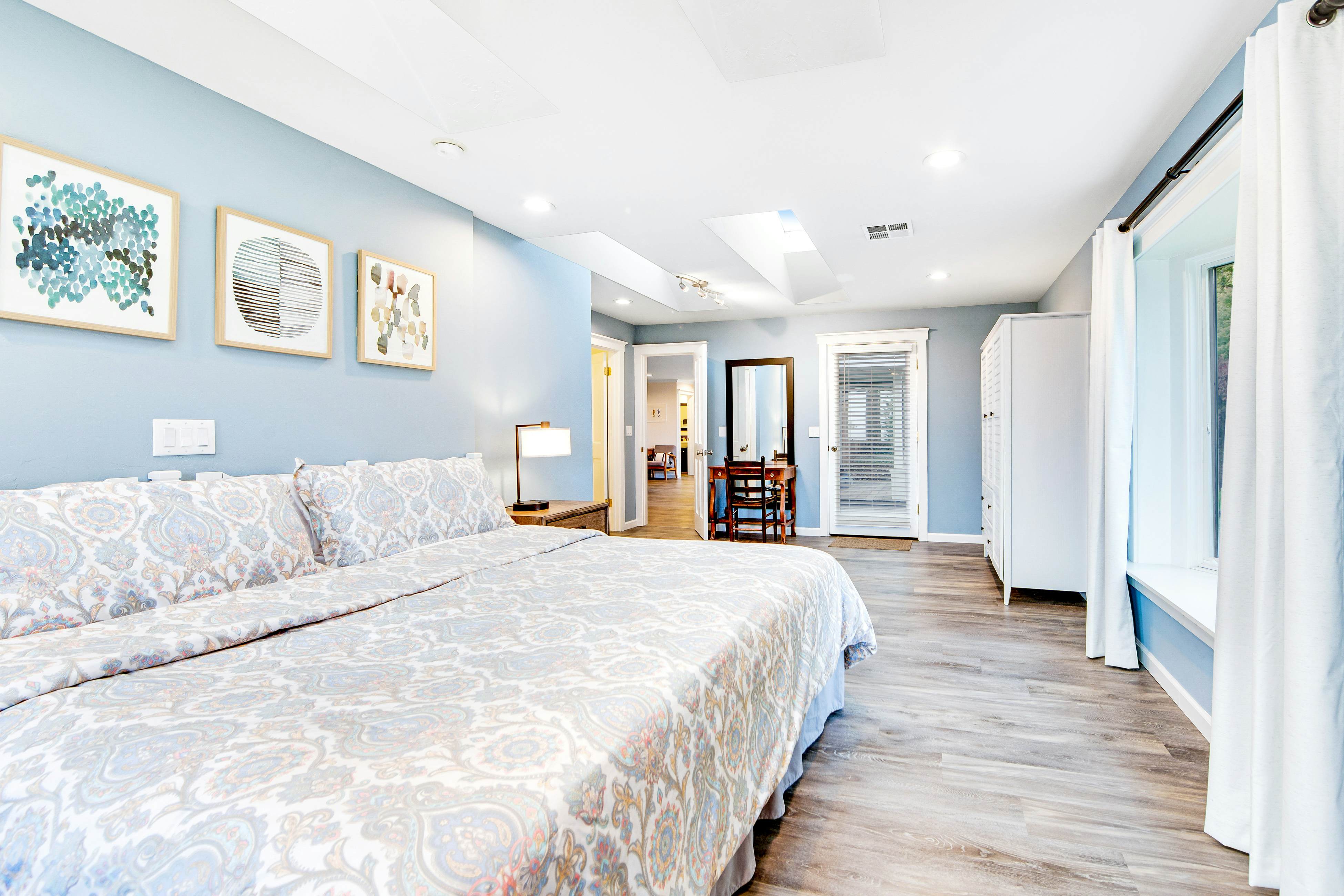 Ocean View Retreat: Hot Tub, Fireplace & Beach