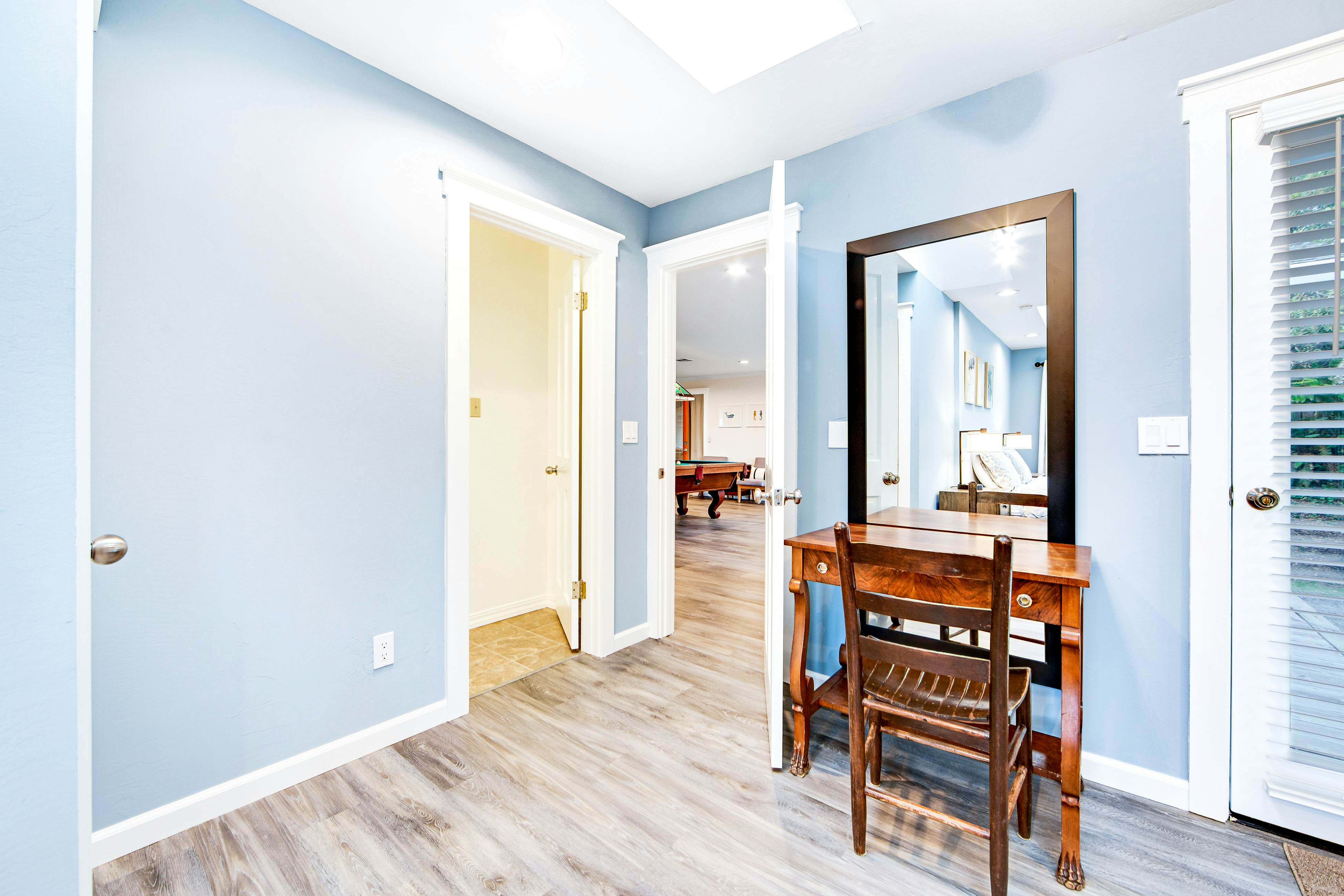 Ocean View Retreat: Hot Tub, Fireplace & Beach