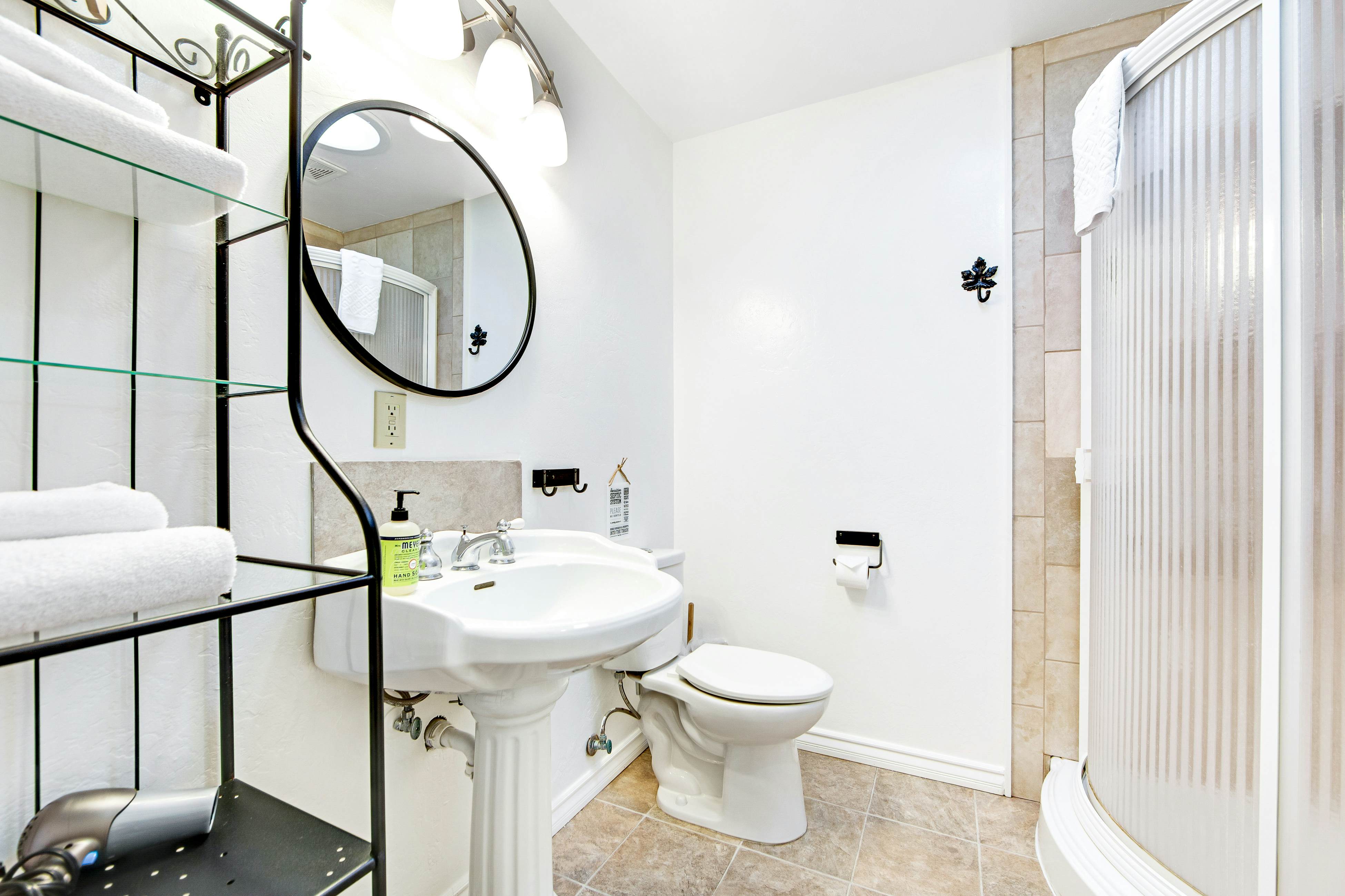 Ocean View Retreat: Hot Tub, Fireplace & Beach