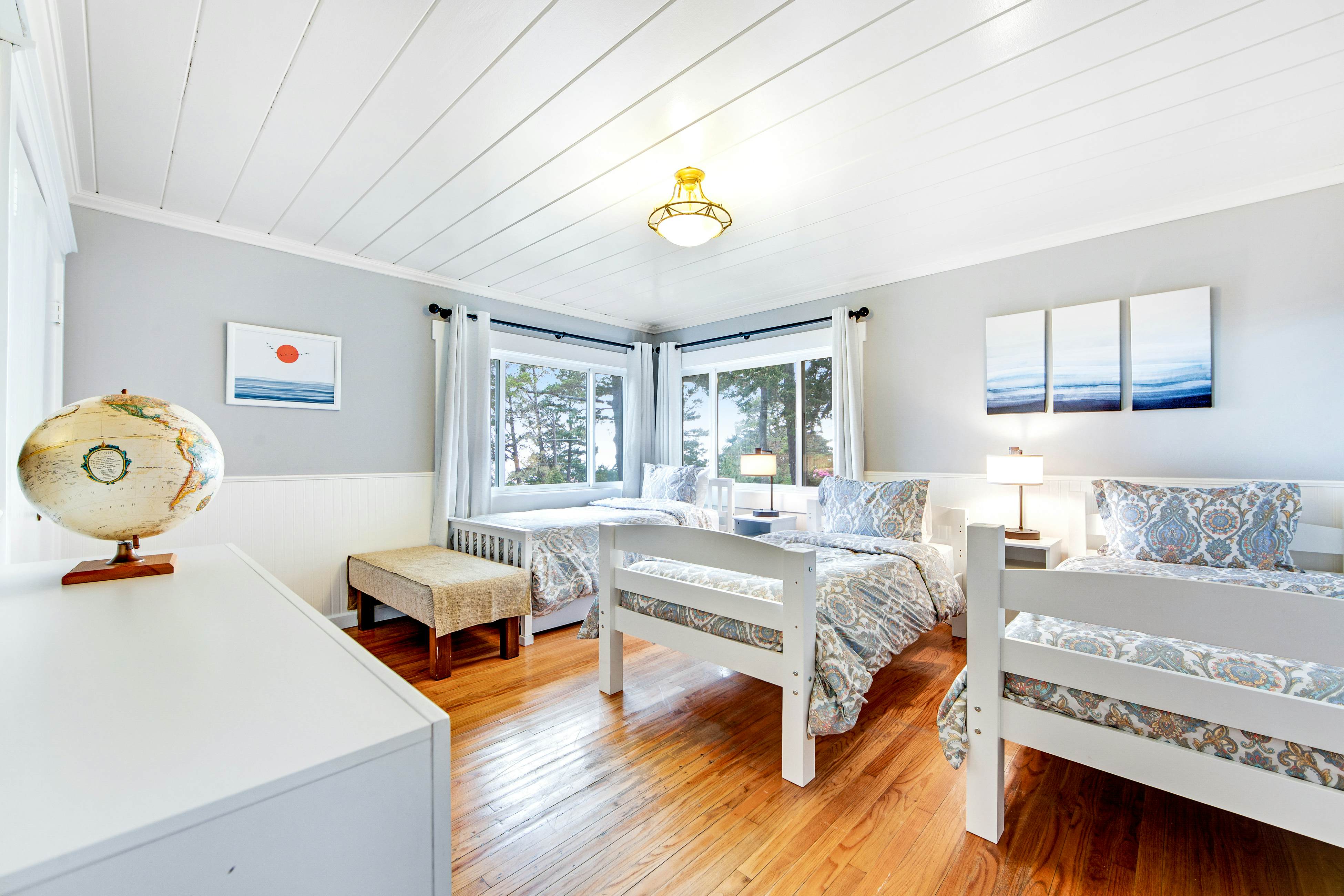 Ocean View Retreat: Hot Tub, Fireplace & Beach