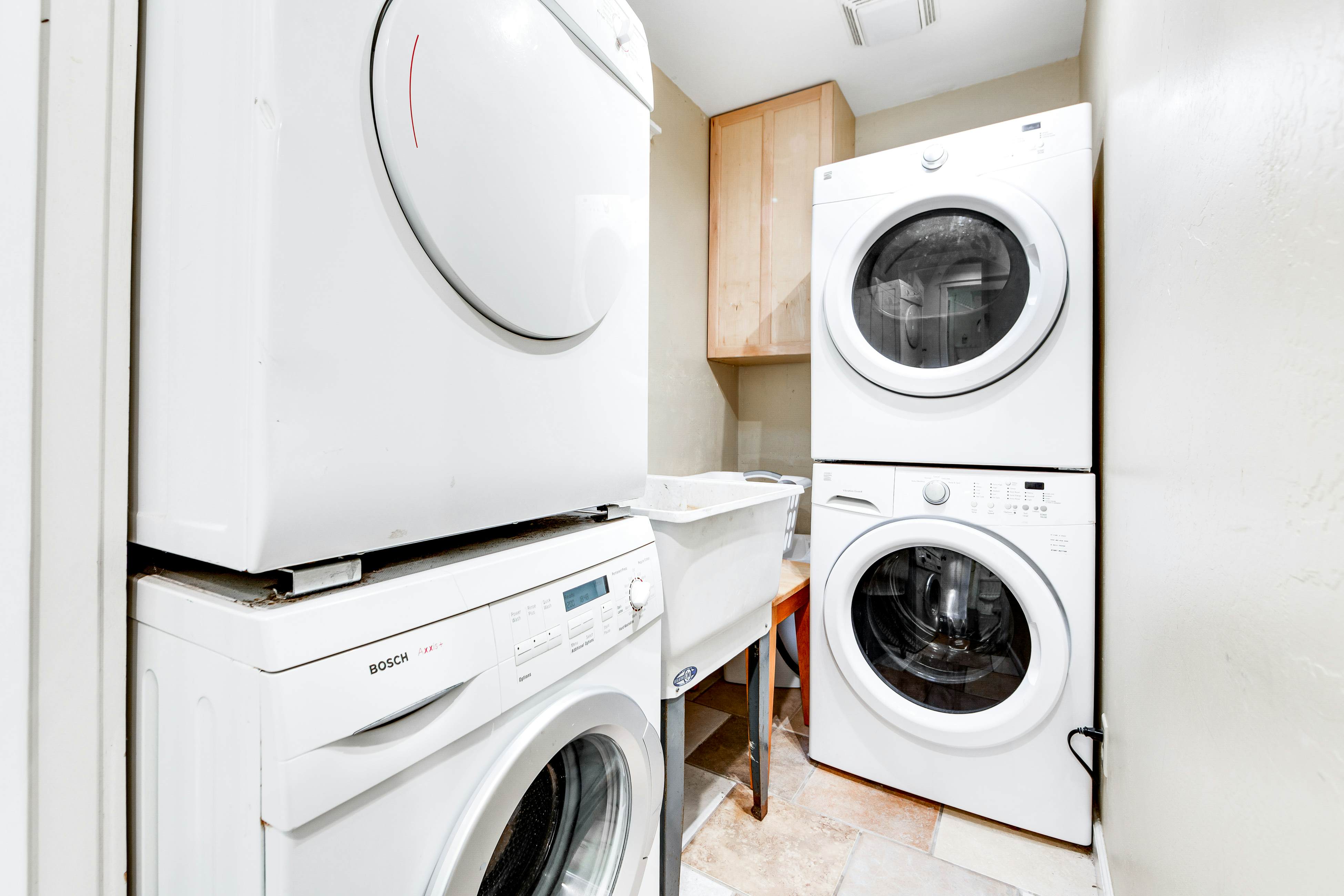 Ocean View Retreat: Hot Tub, Fireplace & Beach