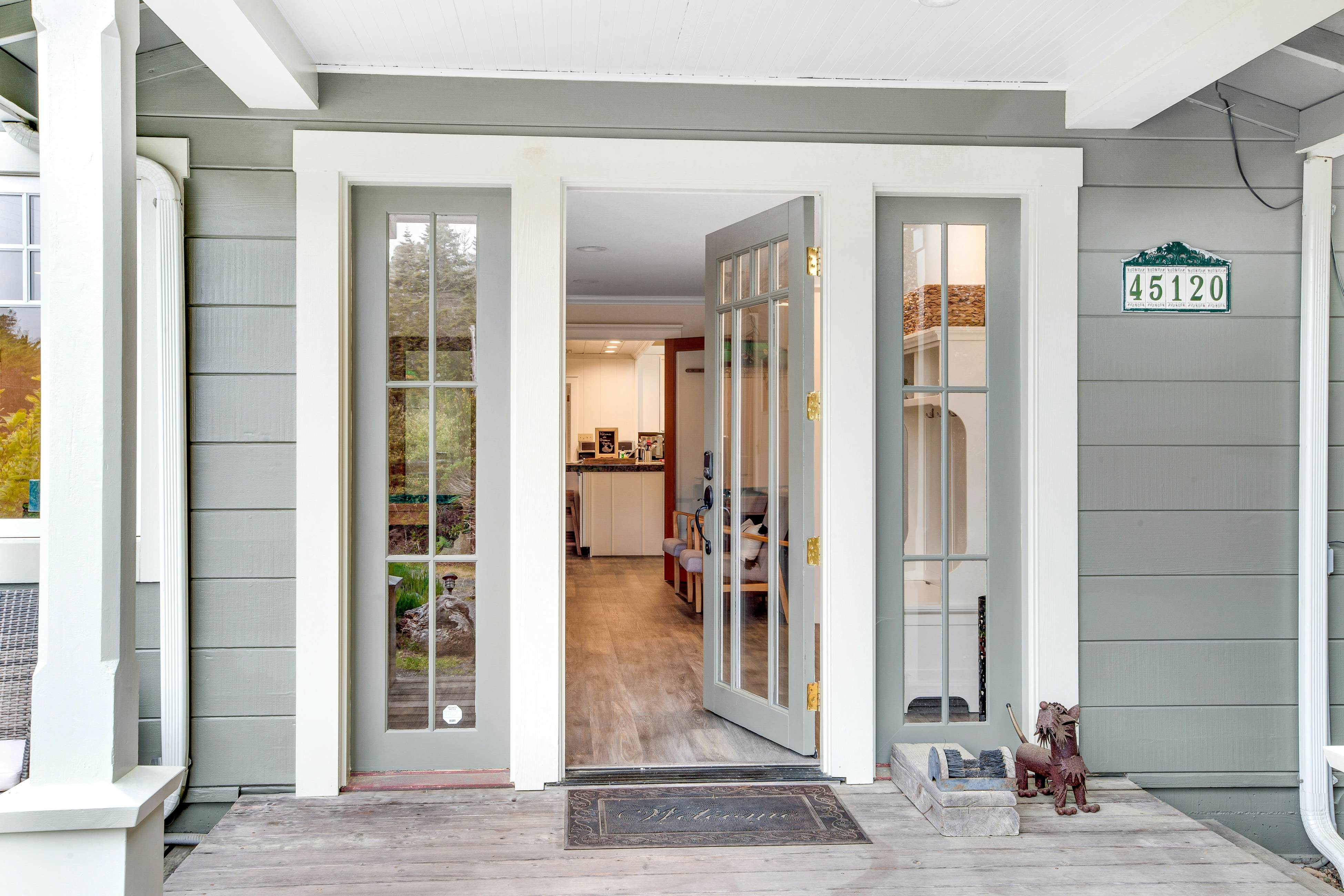 Ocean View Retreat: Hot Tub, Fireplace & Beach