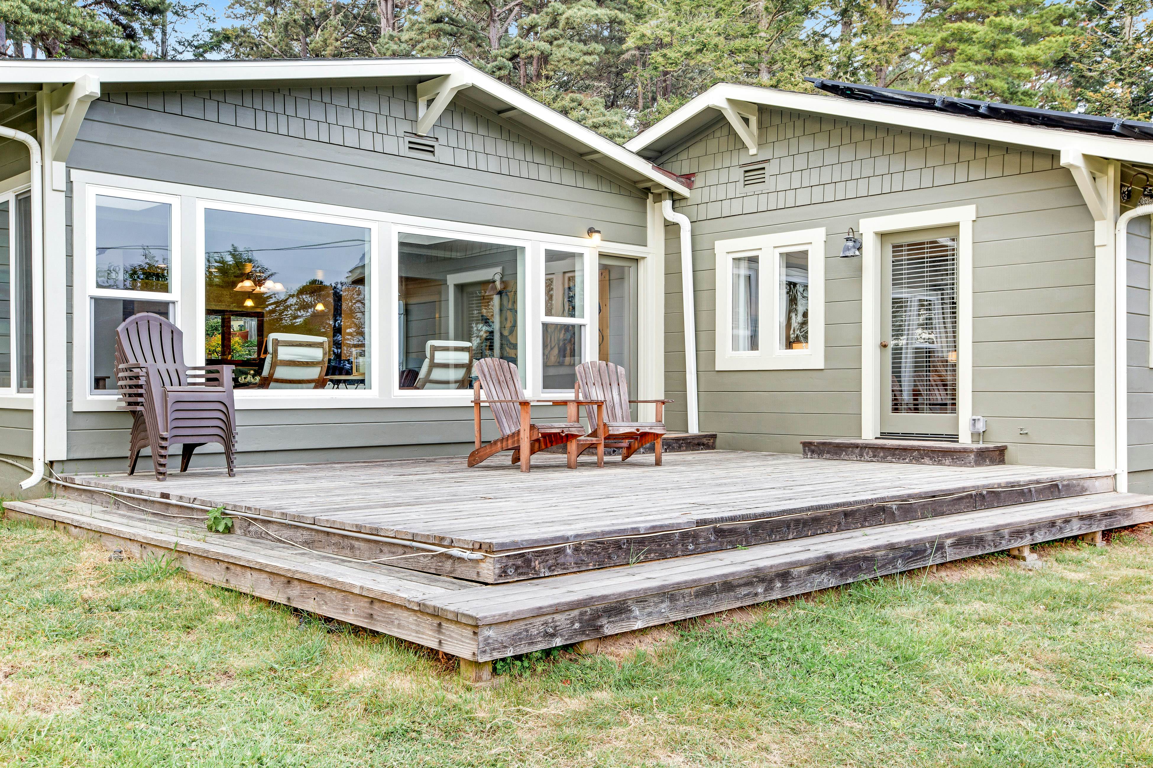 Ocean View Retreat: Hot Tub, Fireplace & Beach