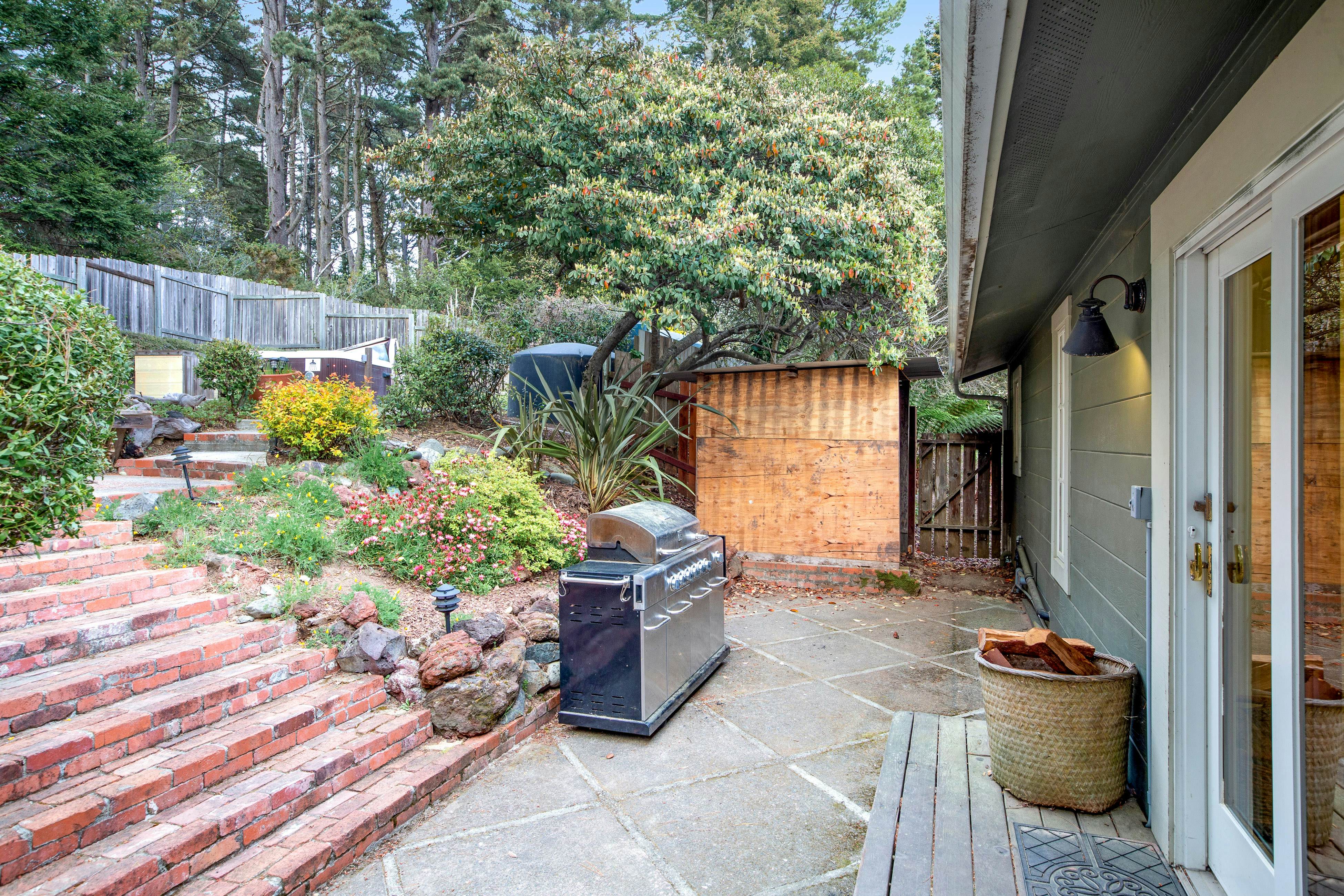 Ocean View Retreat: Hot Tub, Fireplace & Beach