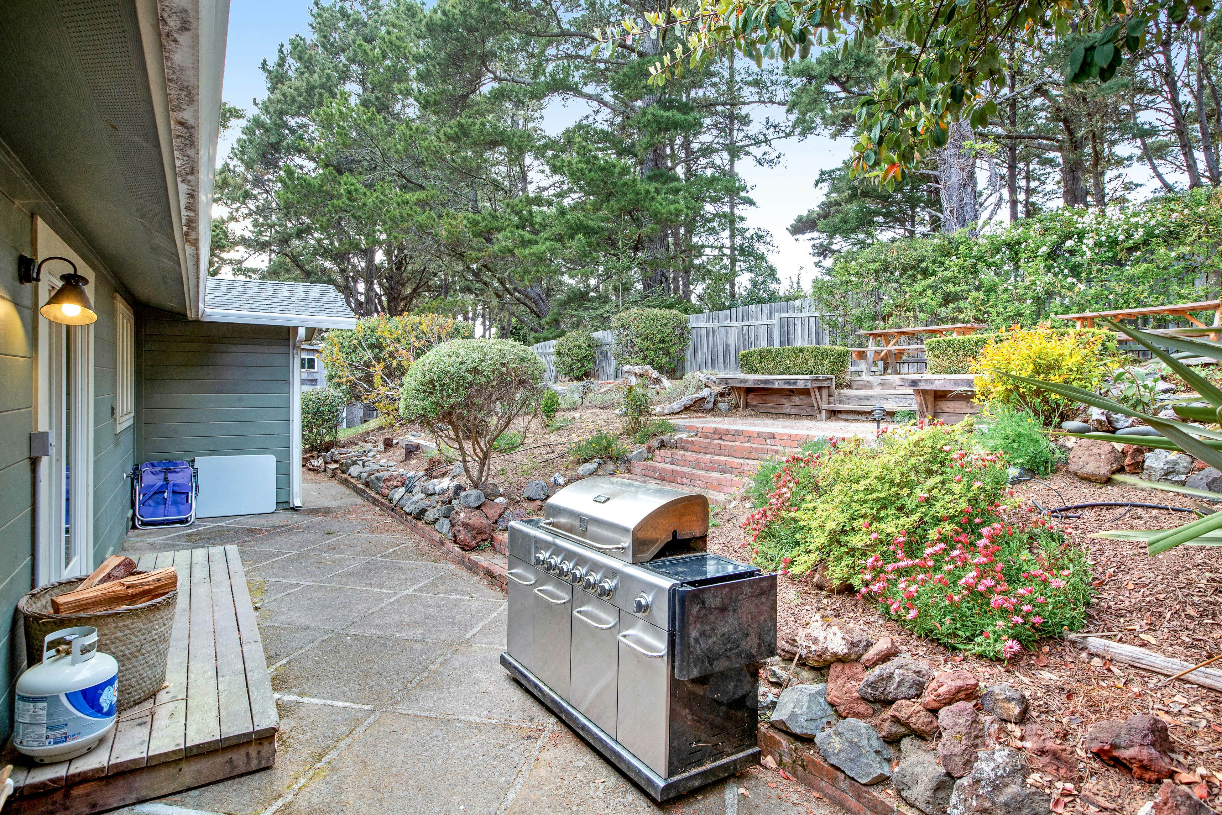 Ocean View Retreat: Hot Tub, Fireplace & Beach