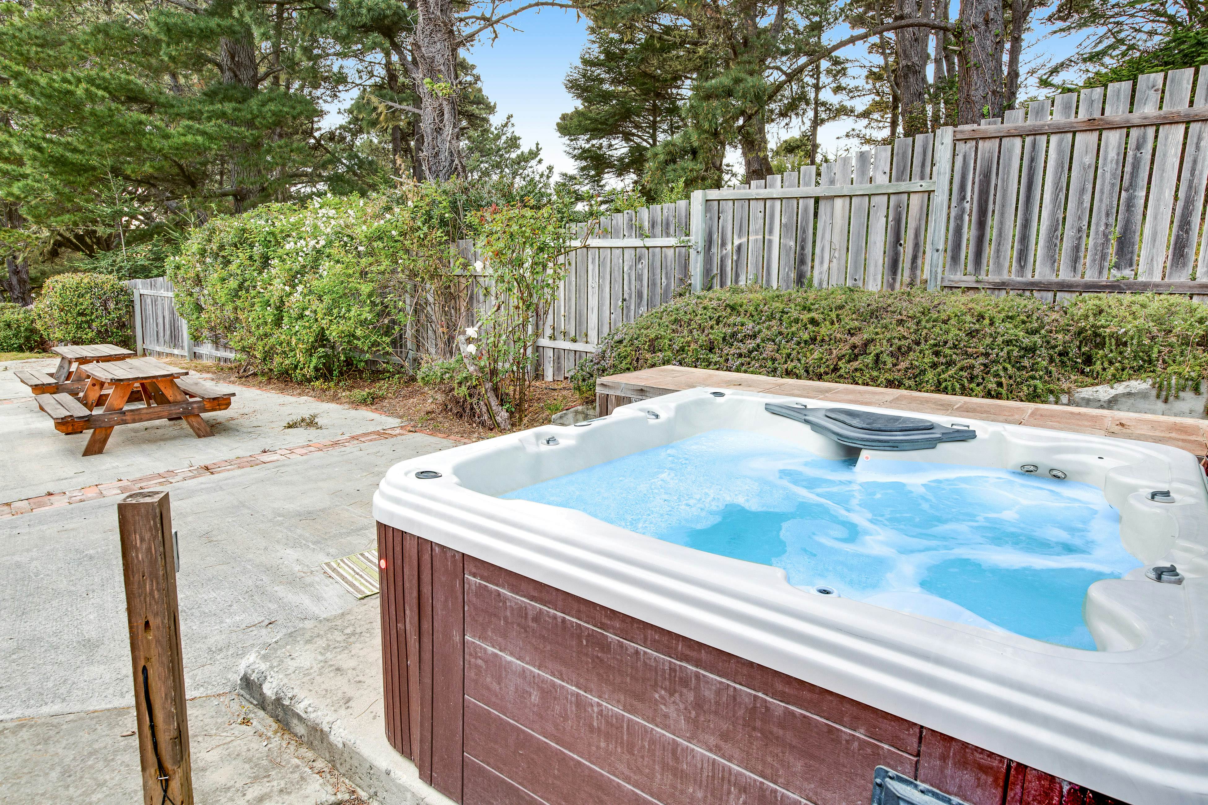 Ocean View Retreat: Hot Tub, Fireplace & Beach