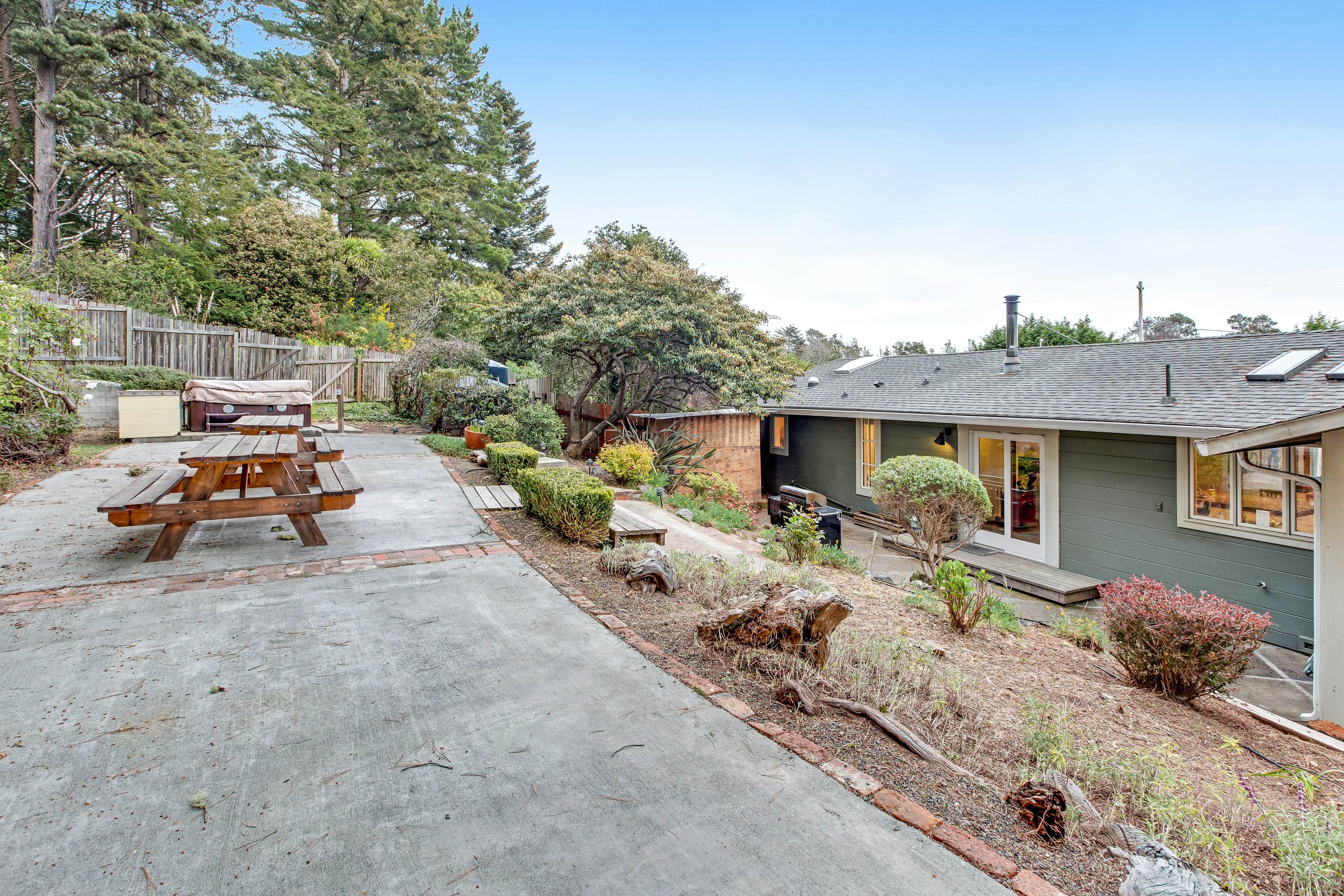 Ocean View Retreat: Hot Tub, Fireplace & Beach
