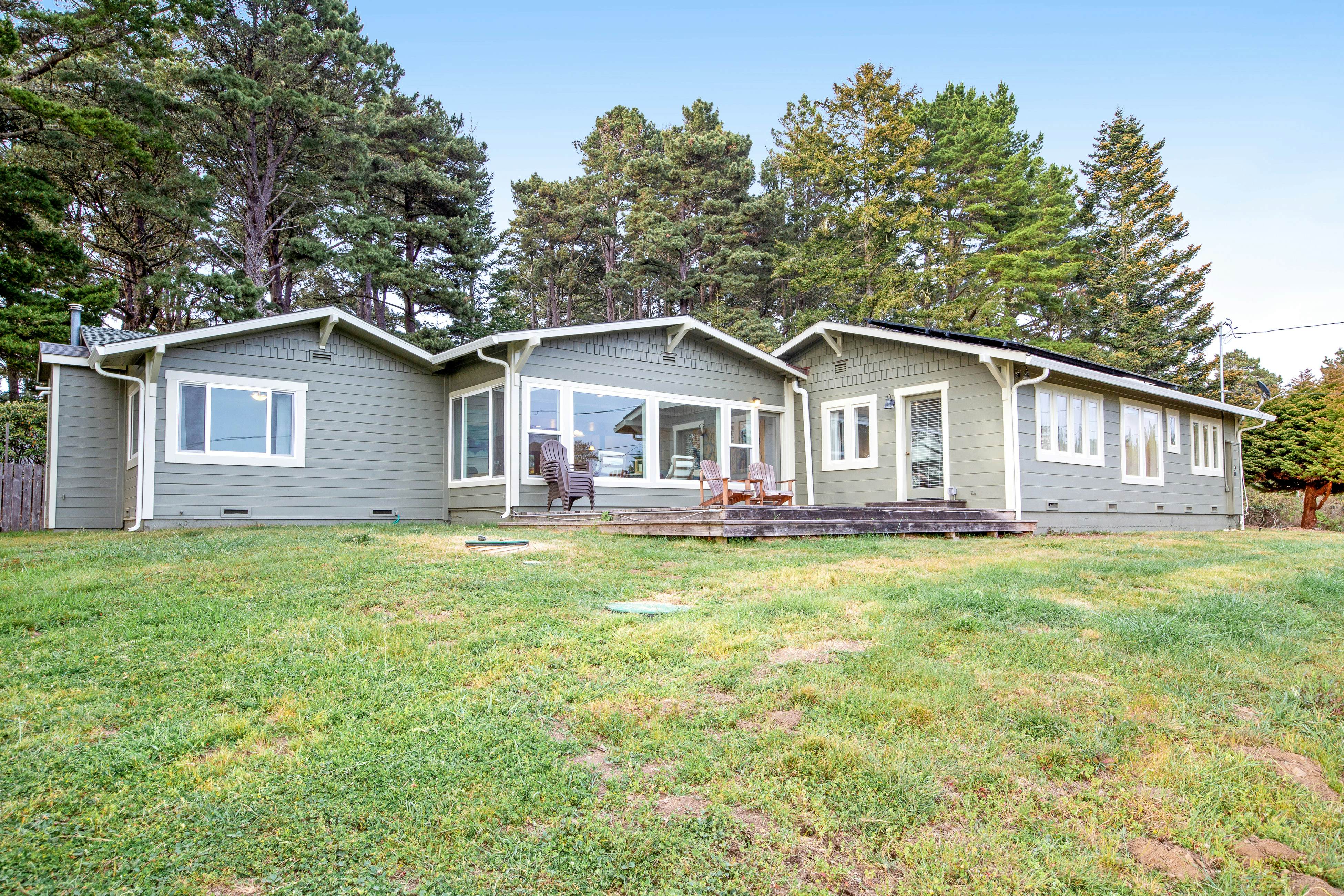 Ocean View Retreat: Hot Tub, Fireplace & Beach