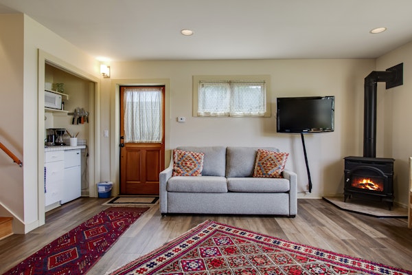 Pet-Friendly Mendocino Cottage with Ocean Views