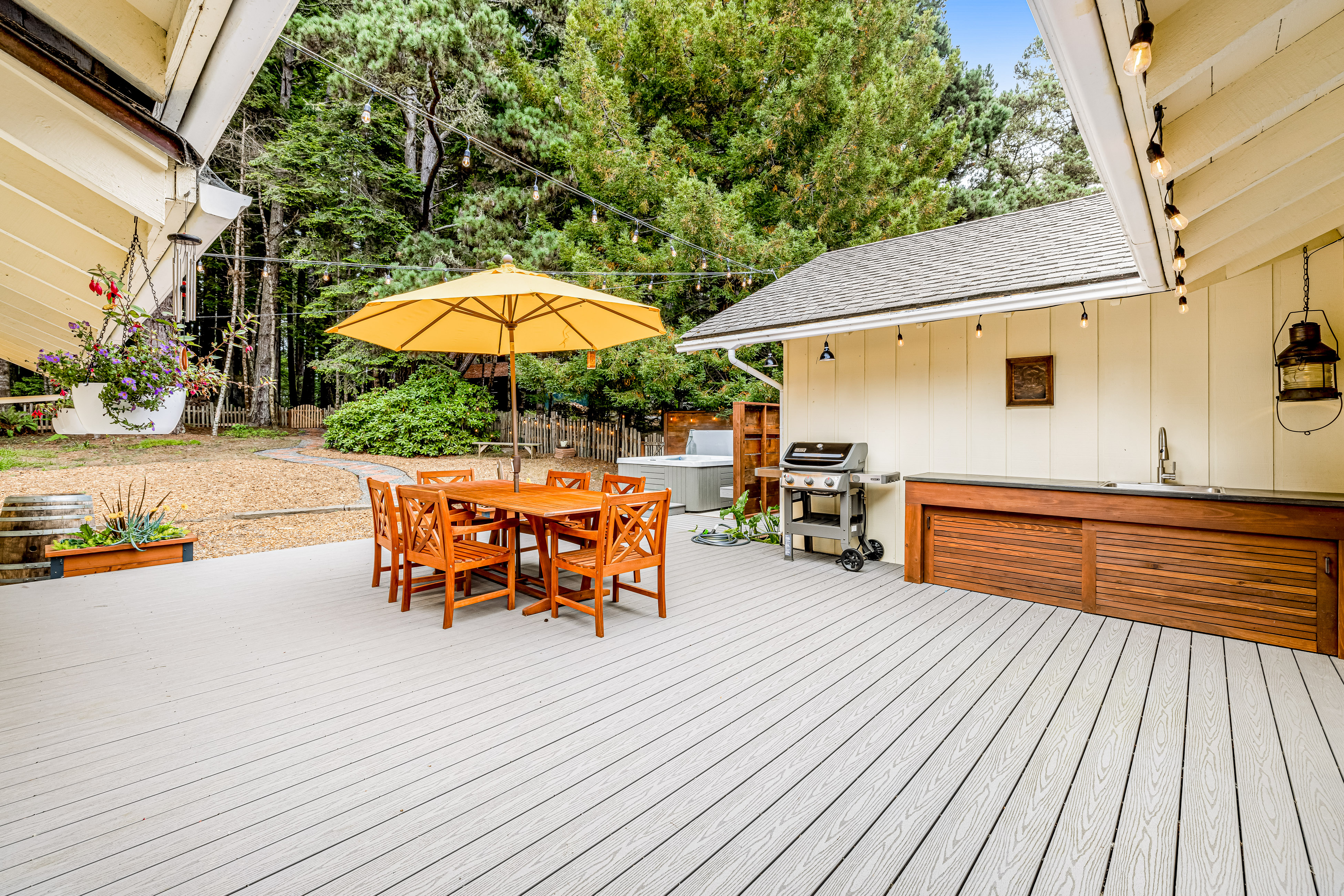 Sunny getaway with hot tub, yard & beach trail
