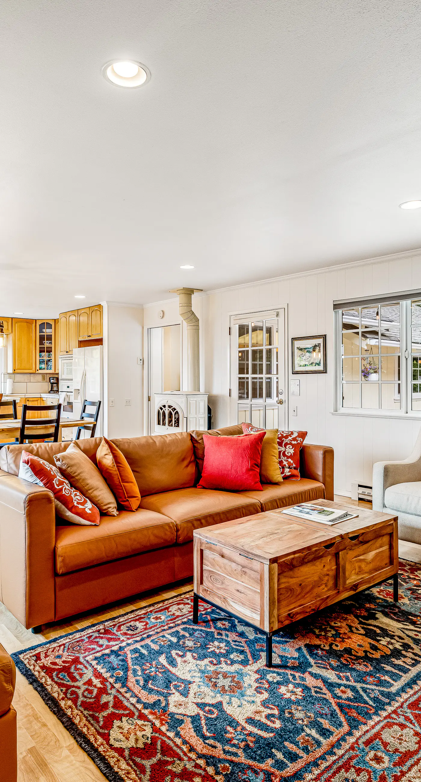 Sunny getaway with hot tub, yard & beach trail