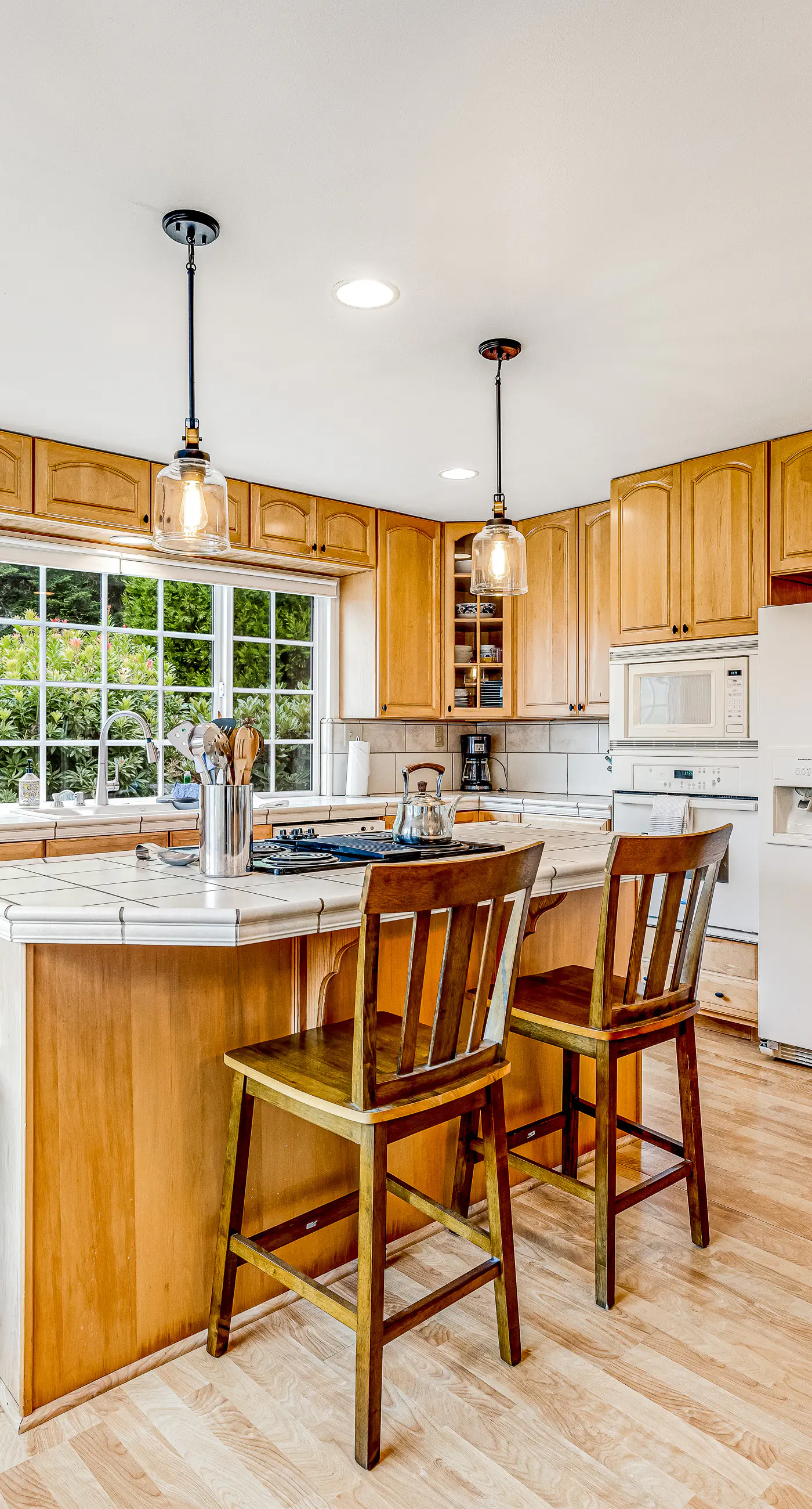 Sunny getaway with hot tub, yard & beach trail