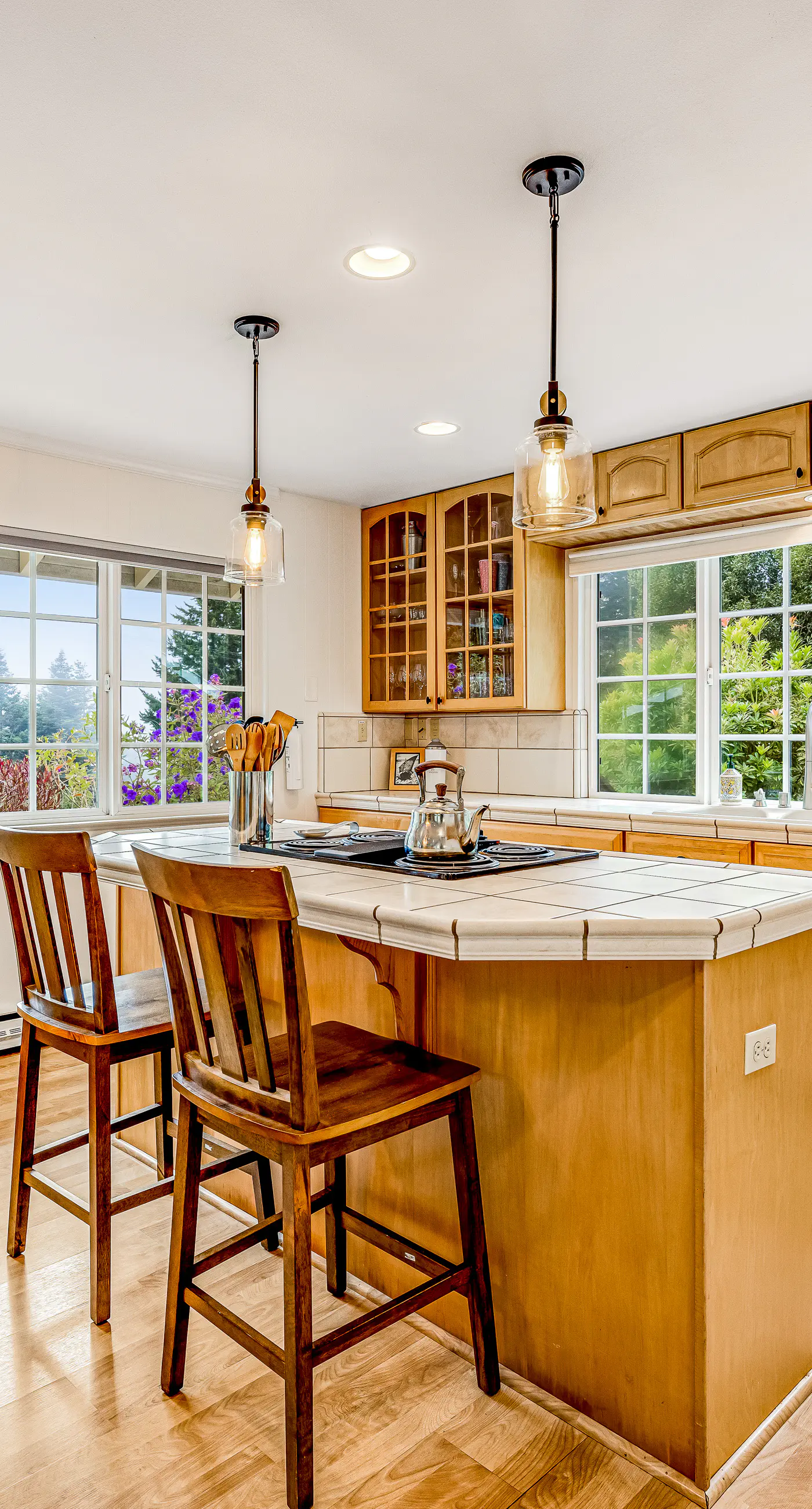 Sunny getaway with hot tub, yard & beach trail