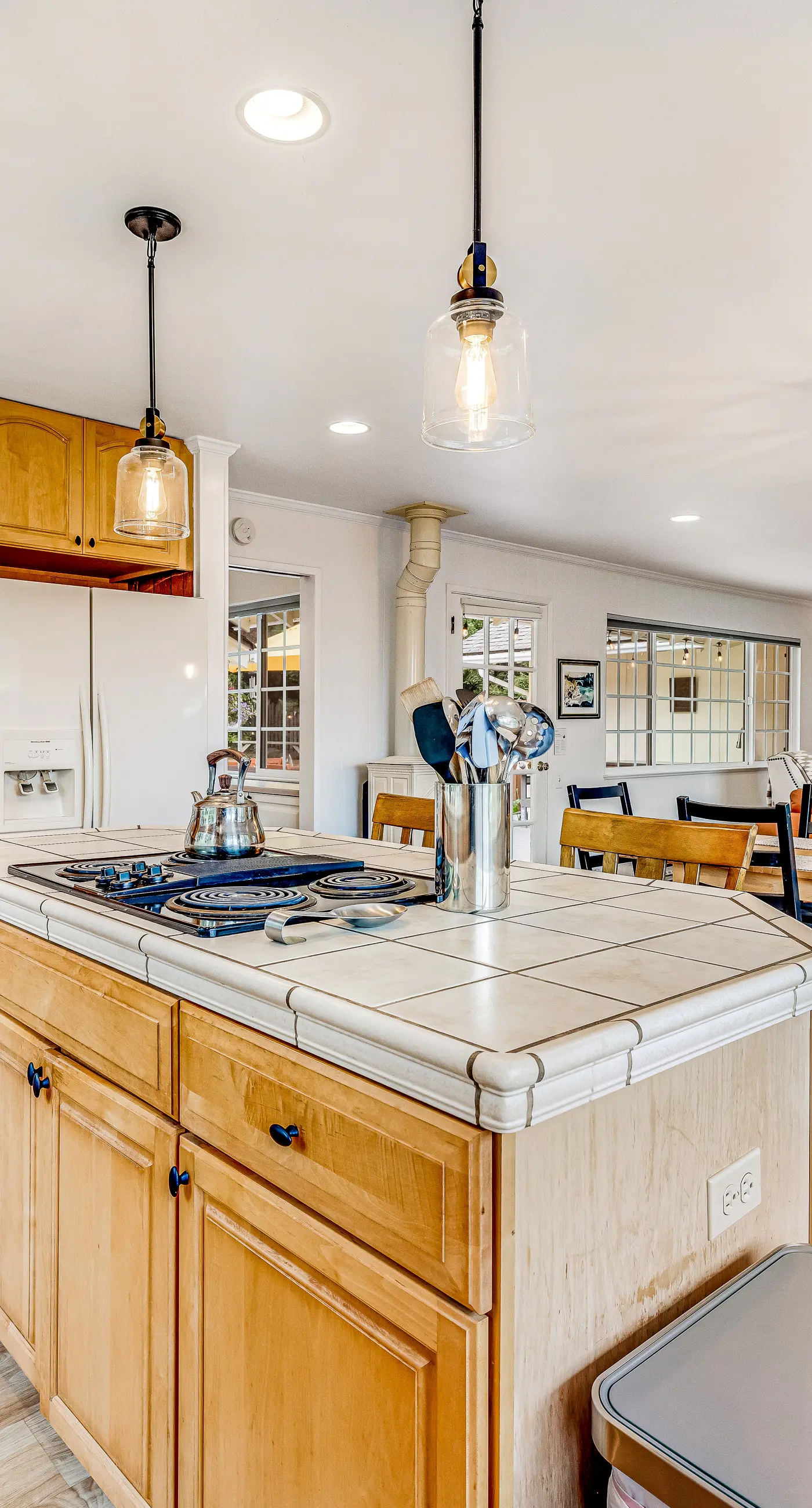 Sunny getaway with hot tub, yard & beach trail