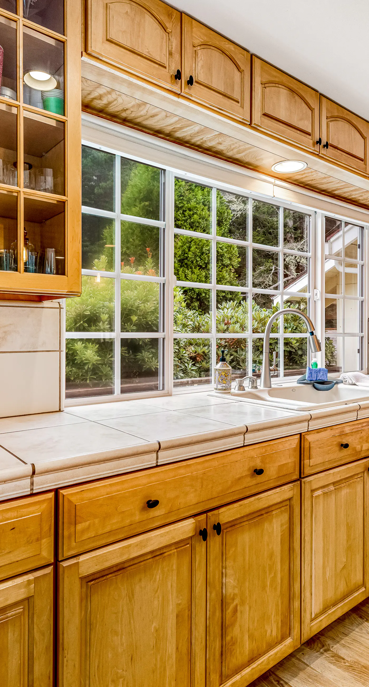 Sunny getaway with hot tub, yard & beach trail