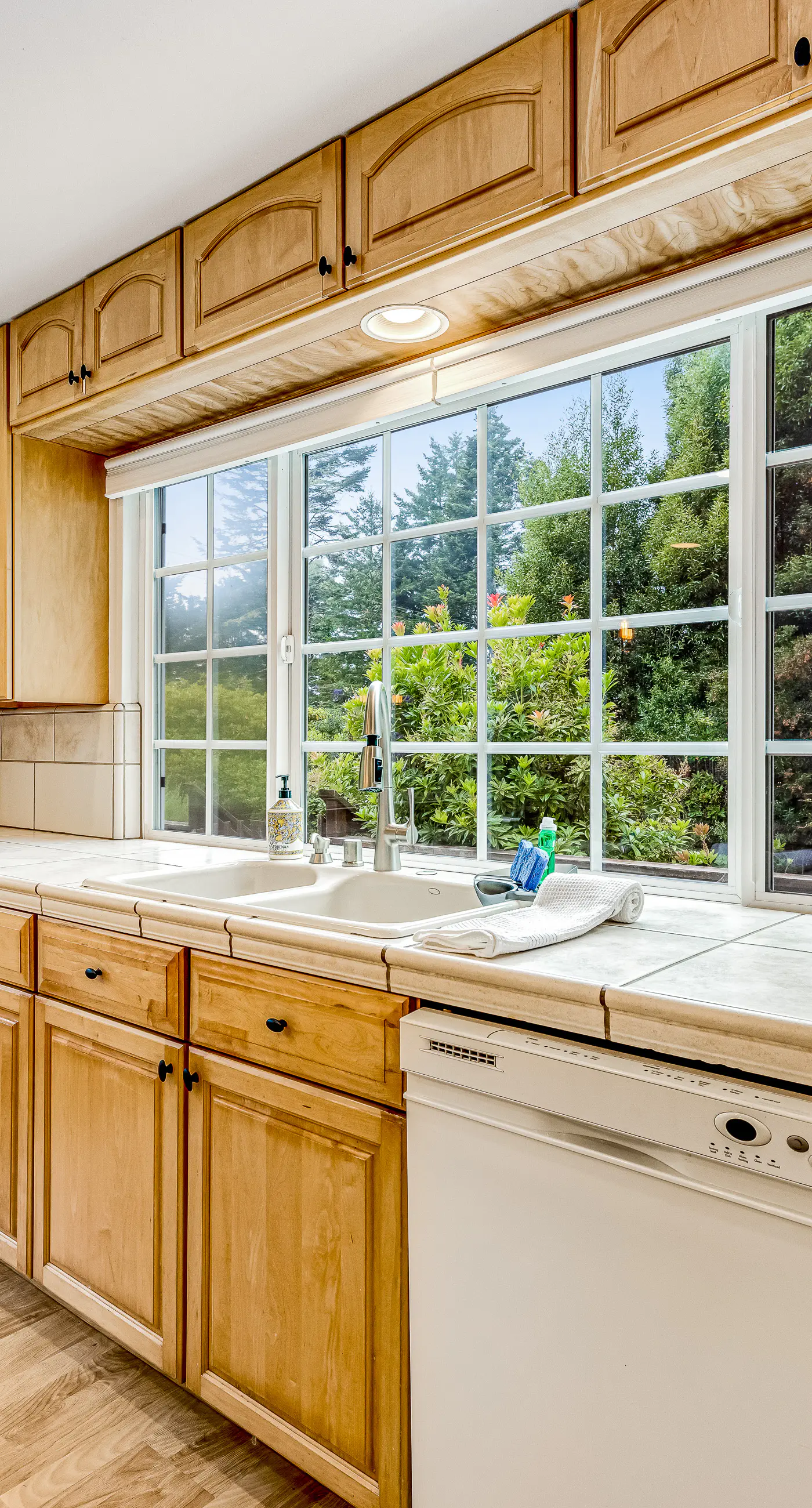 Sunny getaway with hot tub, yard & beach trail