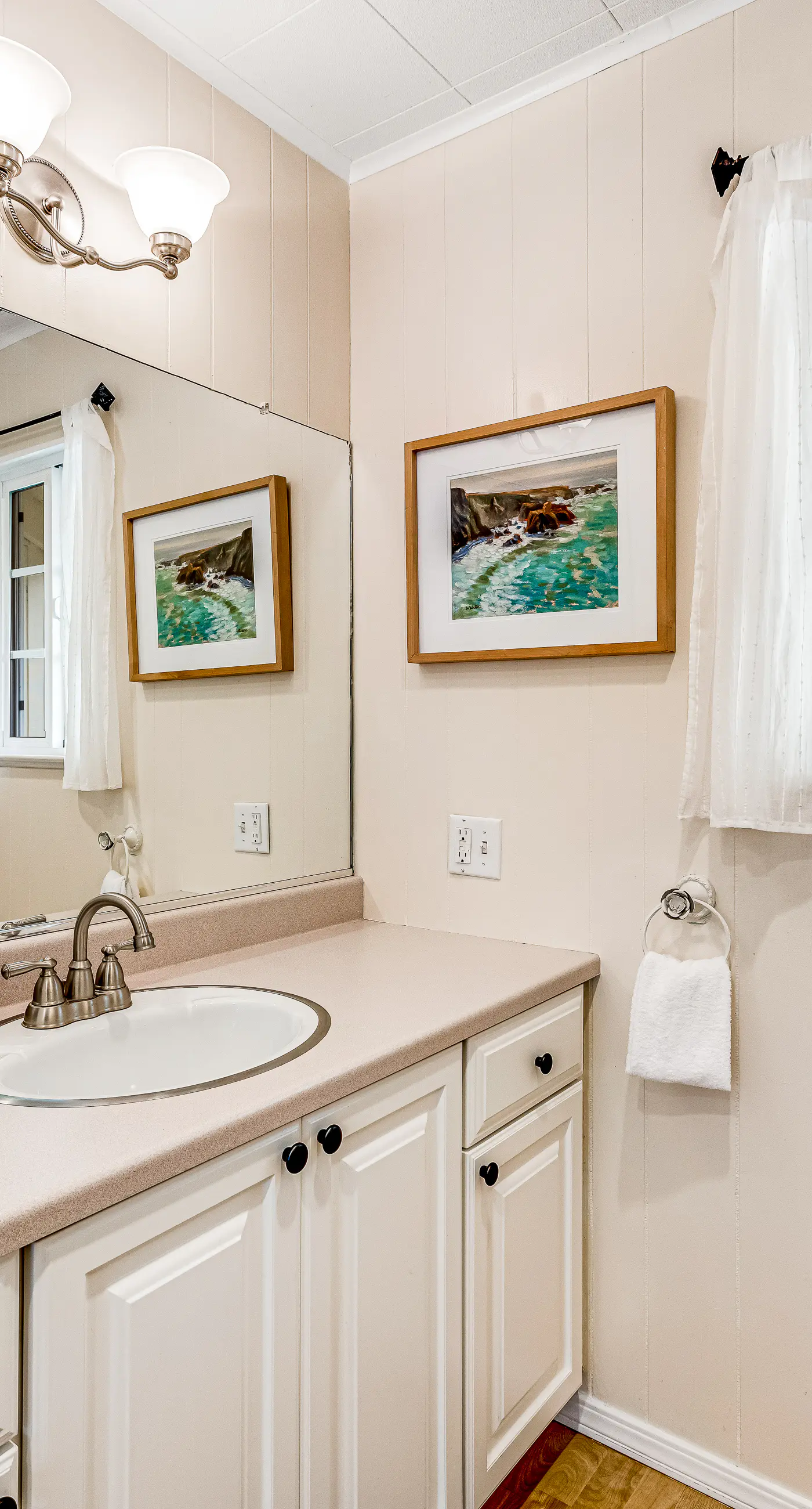 Sunny getaway with hot tub, yard & beach trail