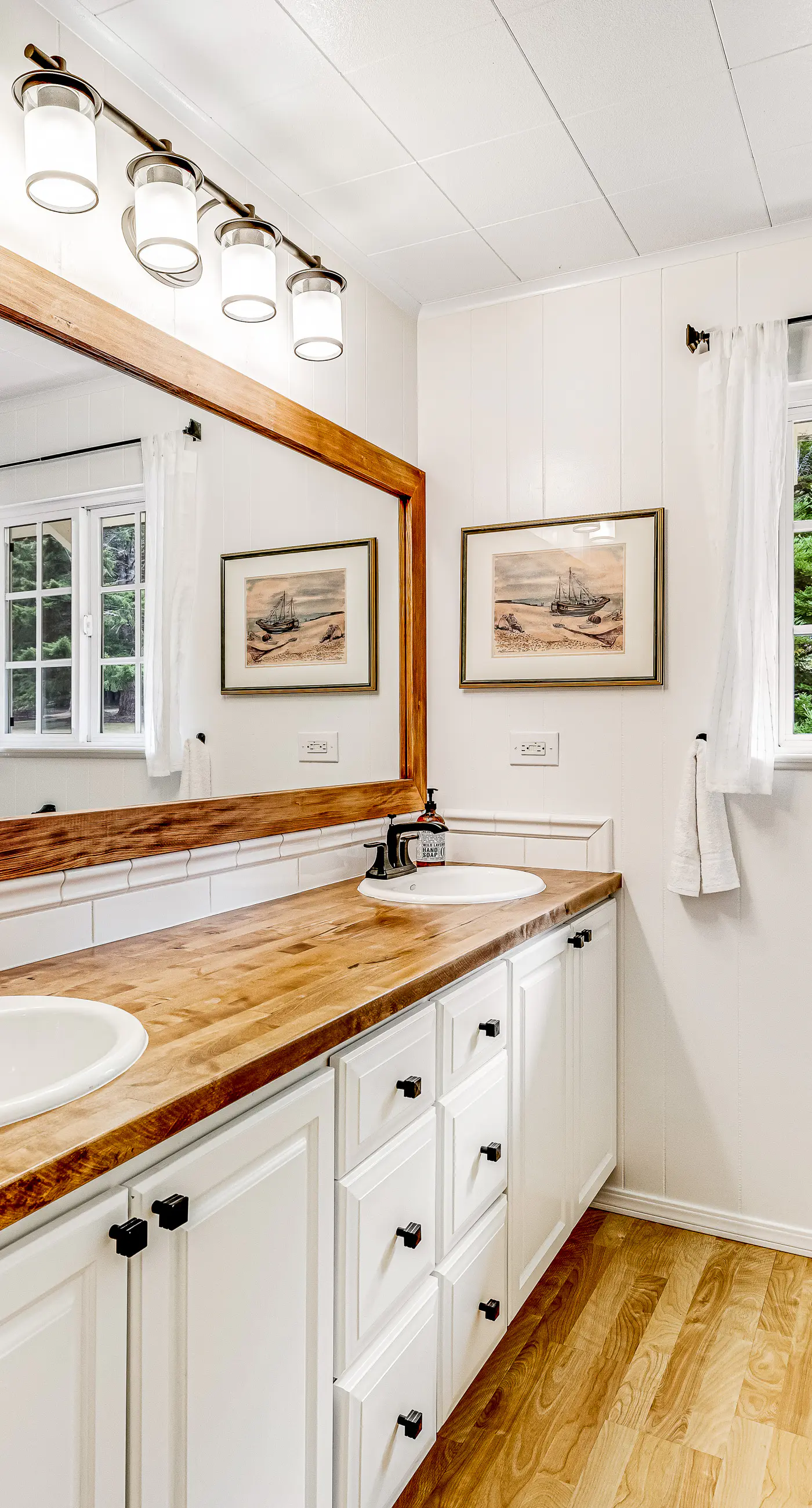 Sunny getaway with hot tub, yard & beach trail