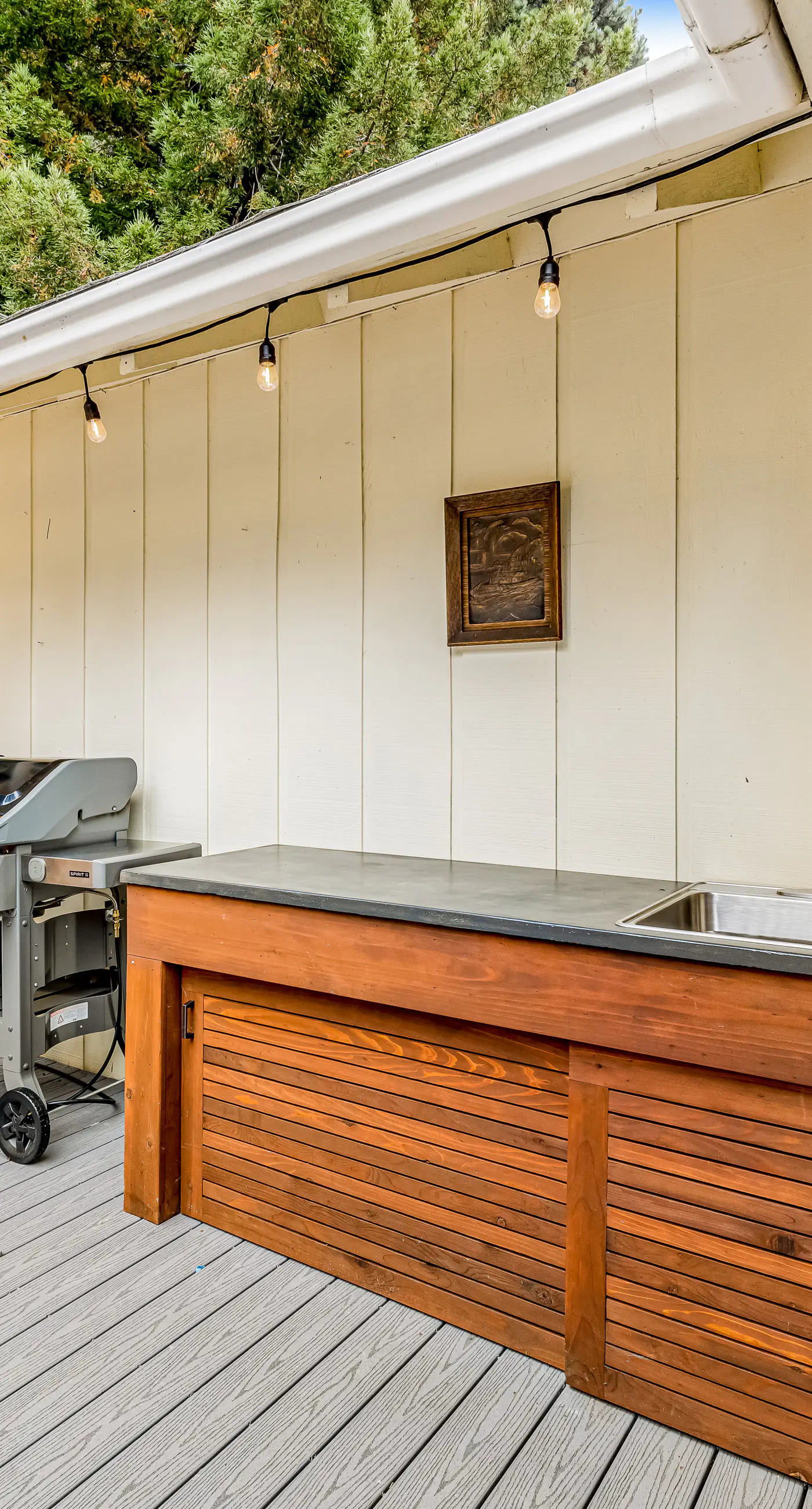 Sunny getaway with hot tub, yard & beach trail