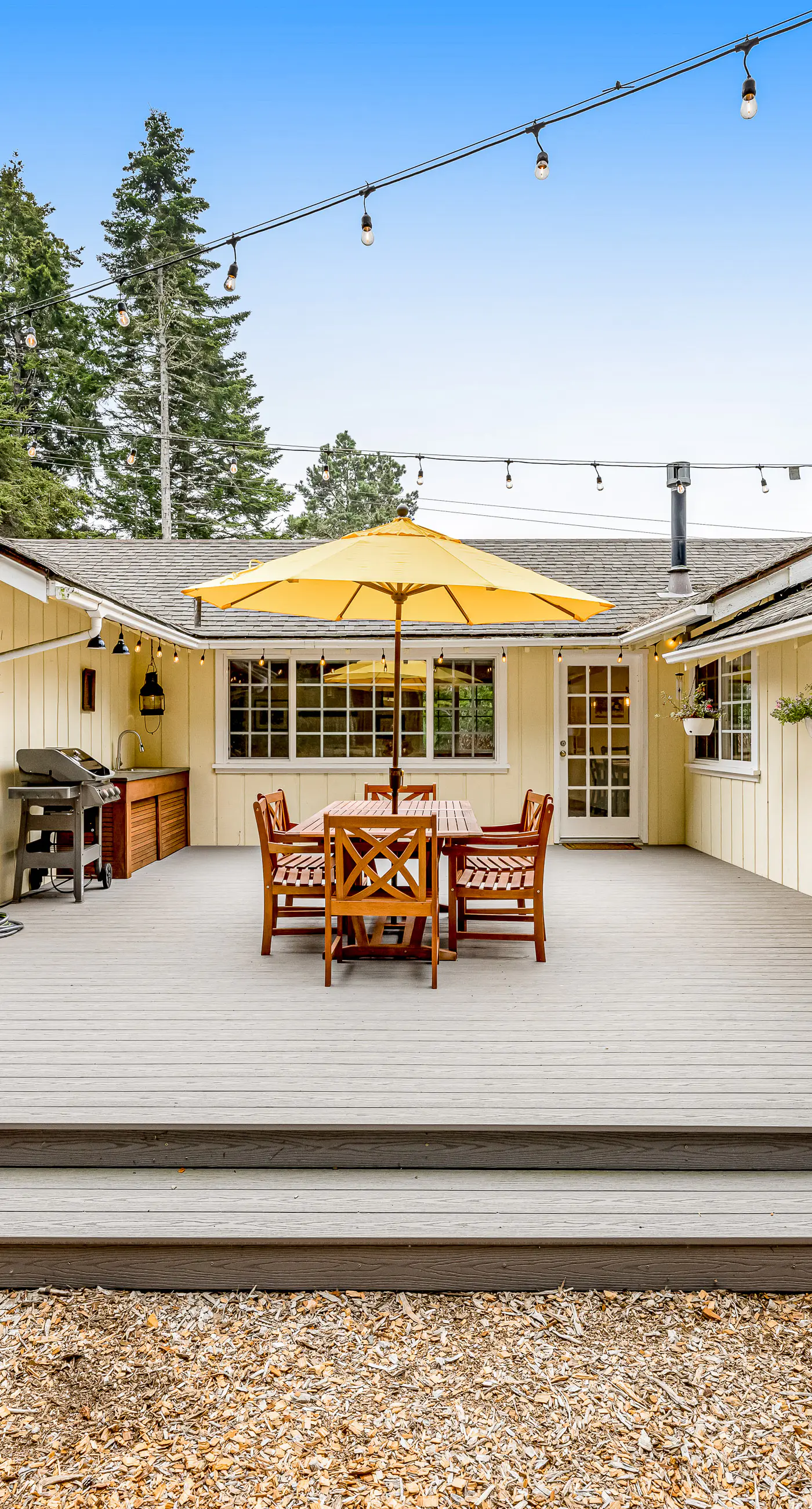Sunny getaway with hot tub, yard & beach trail