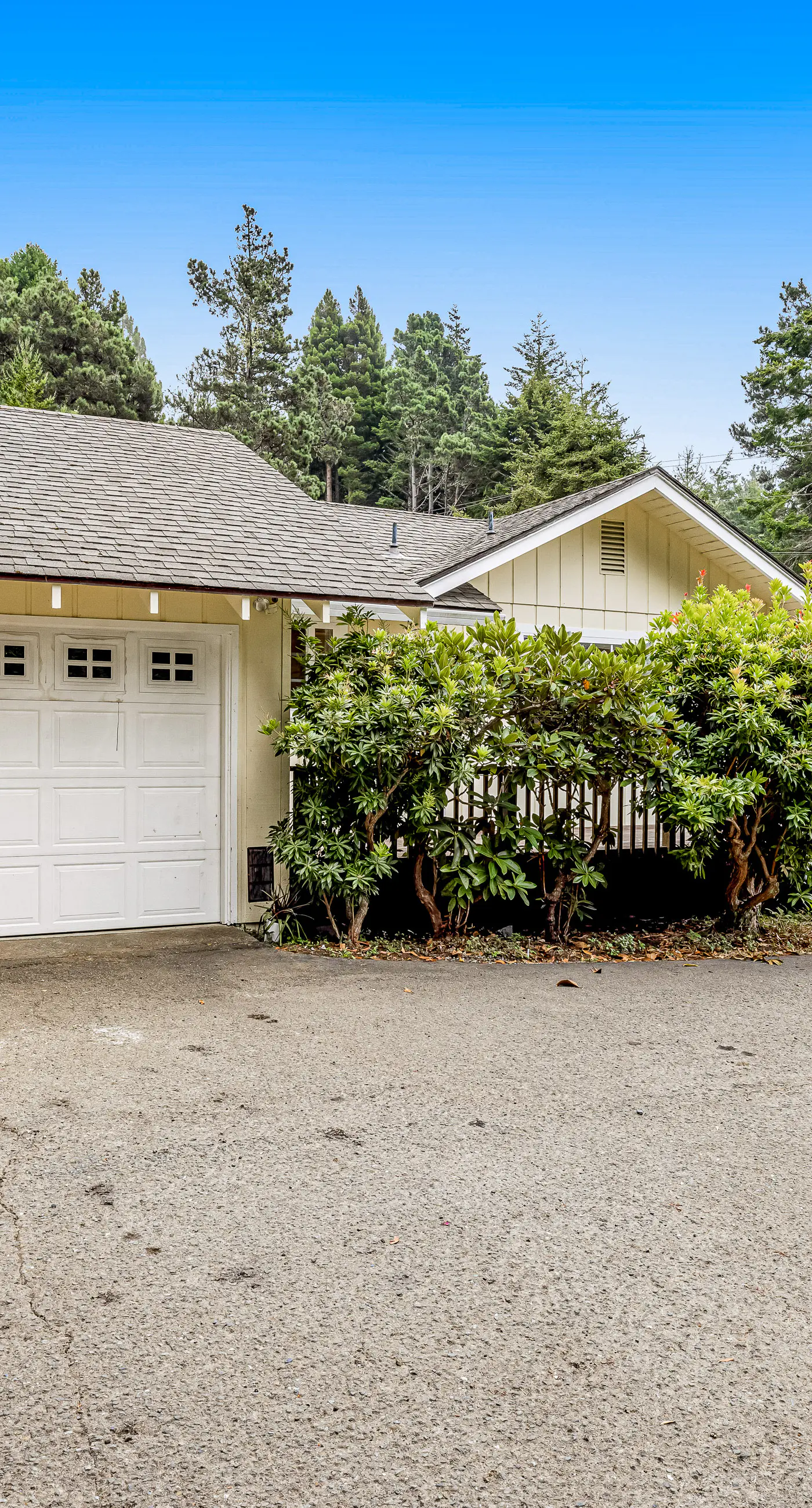 Sunny getaway with hot tub, yard & beach trail