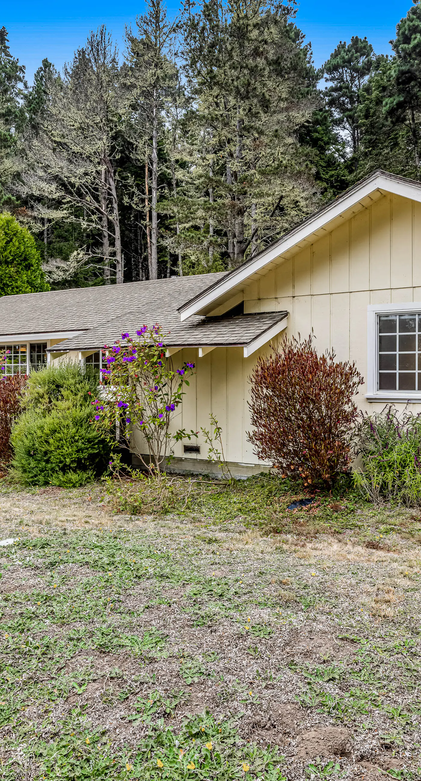 Sunny getaway with hot tub, yard & beach trail