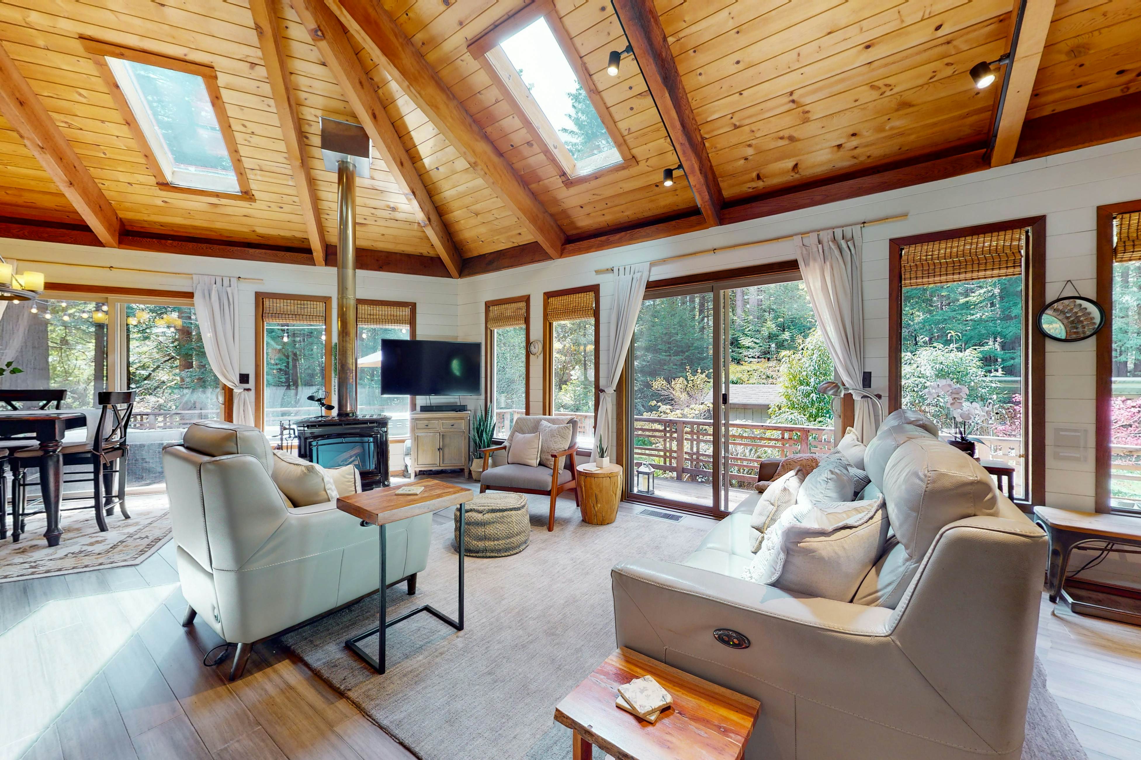 Mendocino Getaway: Pets, Fire Pit & Garden