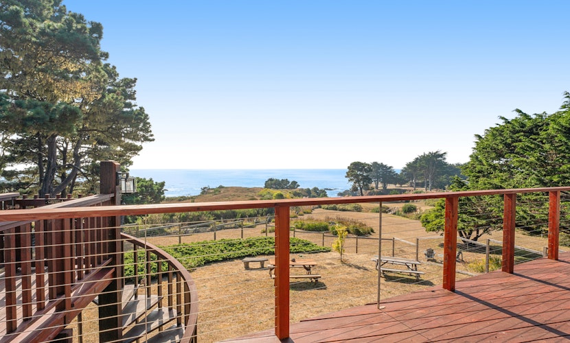 Large Mendocino Oceanfront Home - Walk to Trails