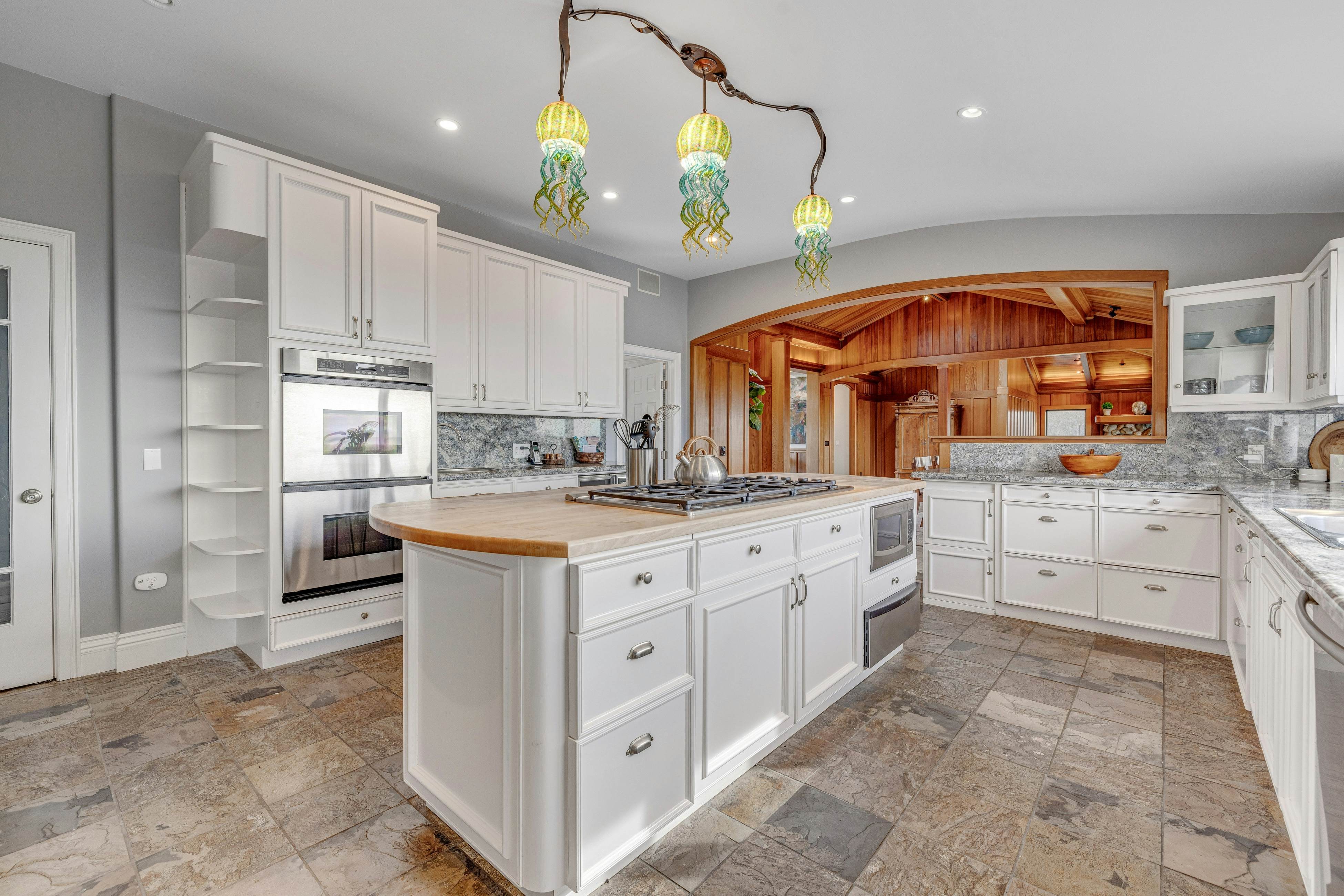 Oceanfront Home: Views, Fireplace & Jetted Tub