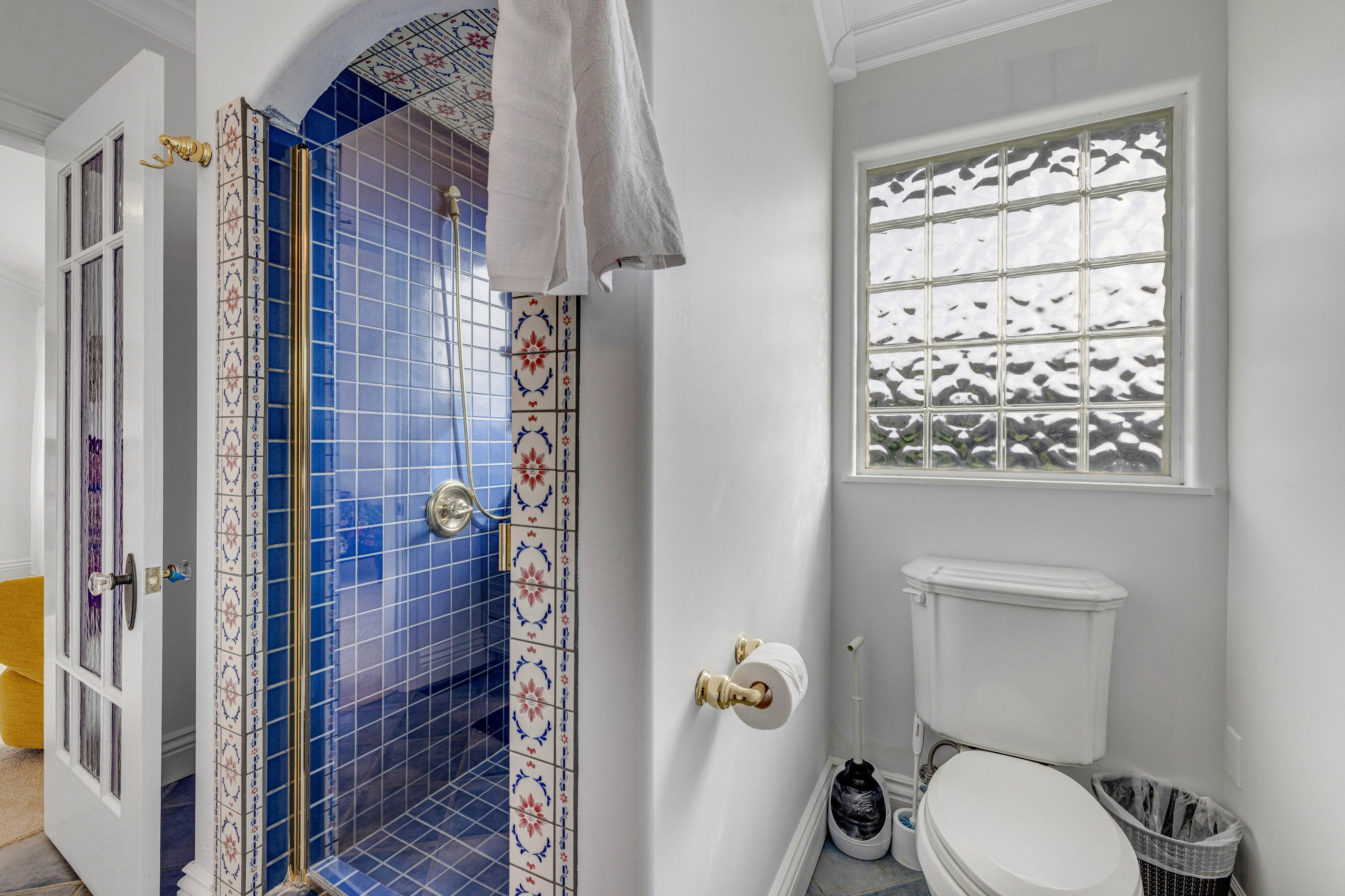 Oceanfront Home: Views, Fireplace & Jetted Tub