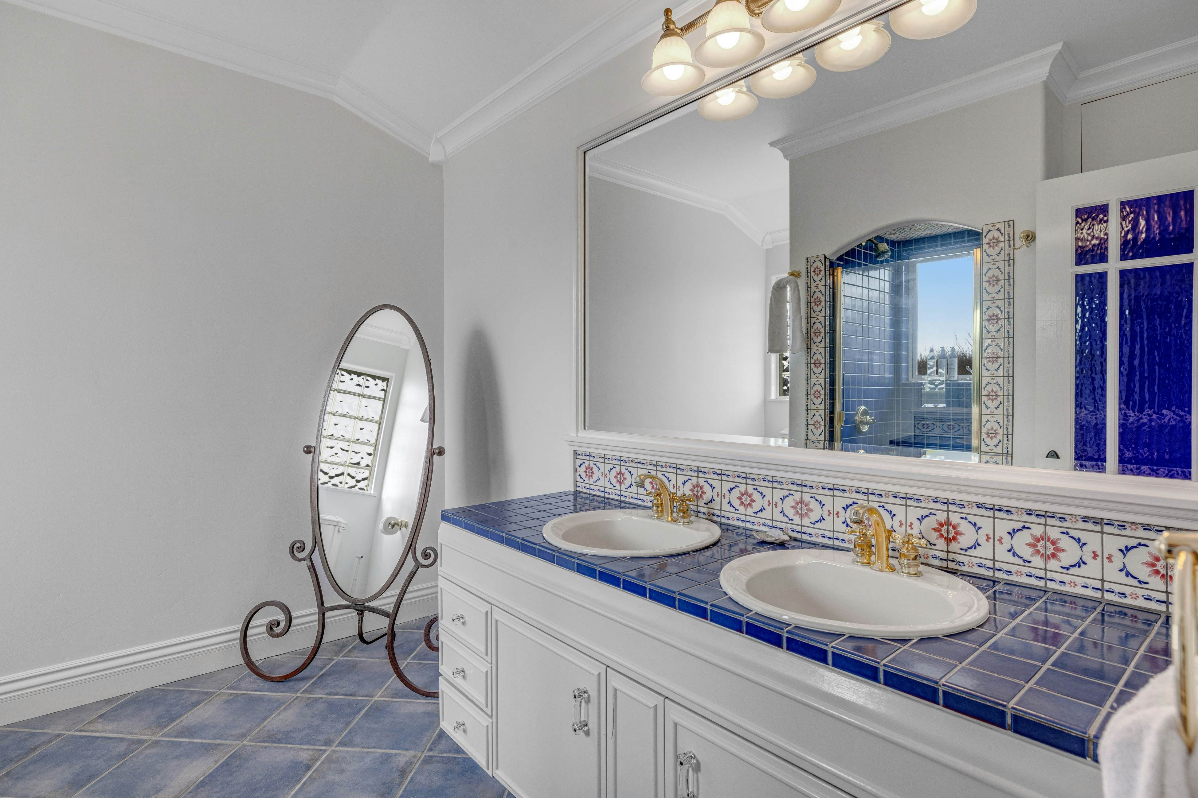 Oceanfront Home: Views, Fireplace & Jetted Tub