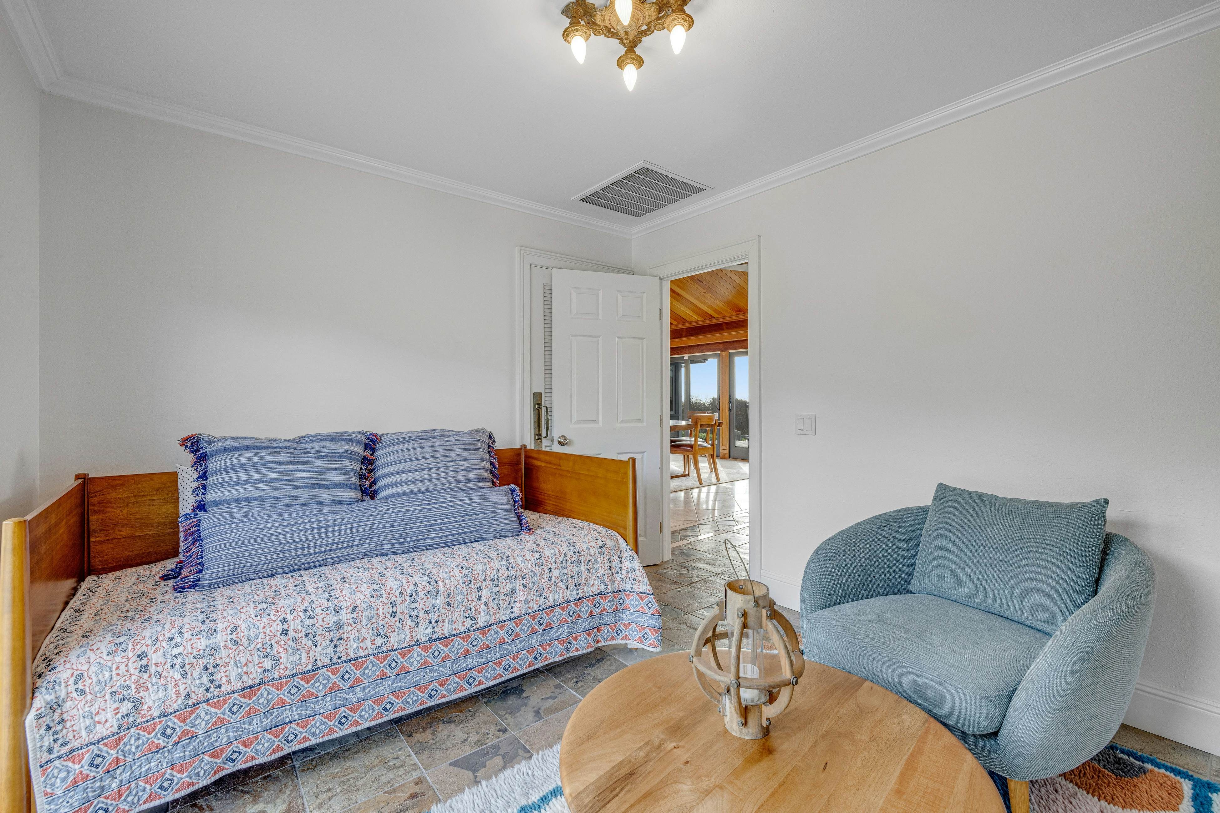 Oceanfront Home: Views, Fireplace & Jetted Tub