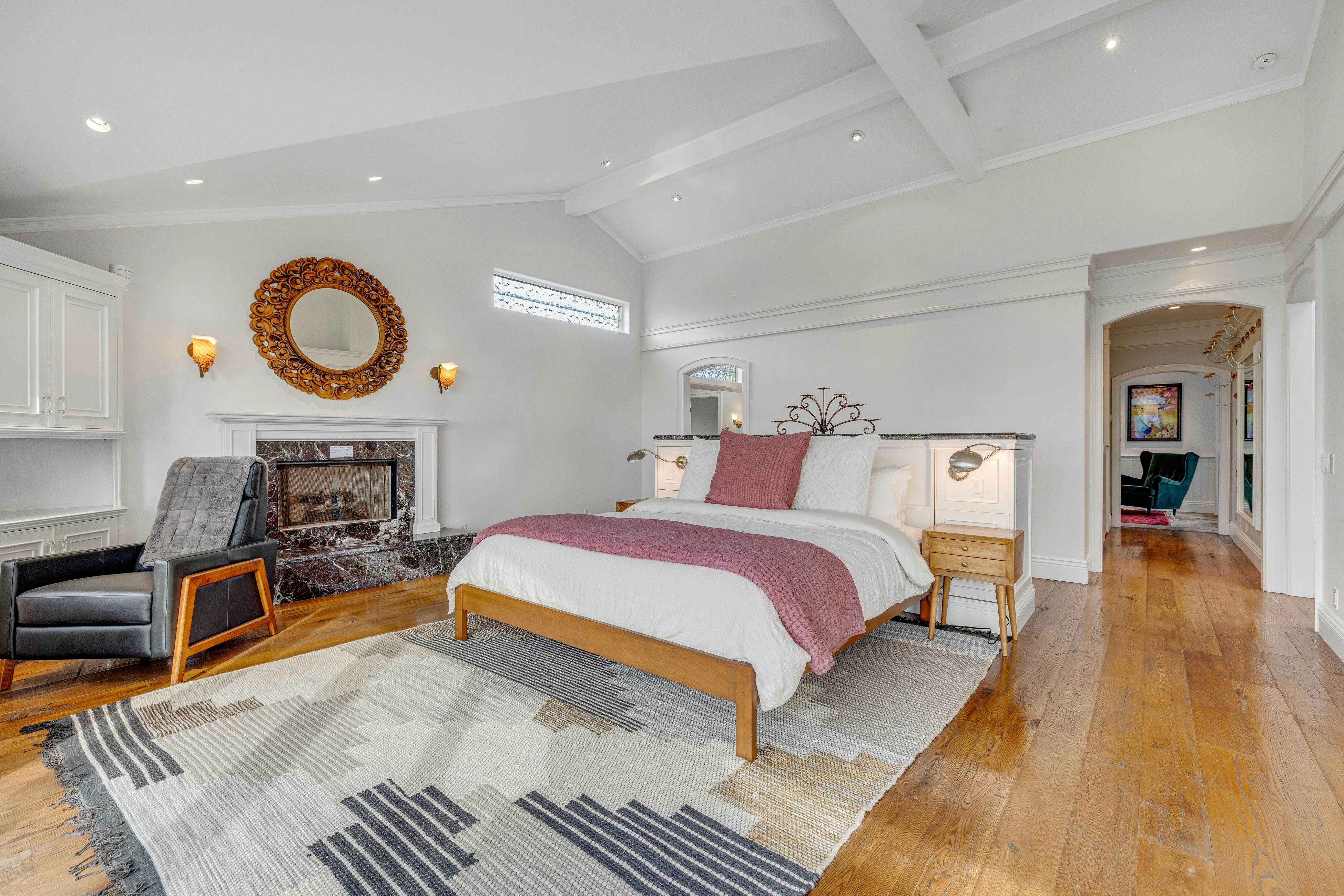 Oceanfront Home: Views, Fireplace & Jetted Tub