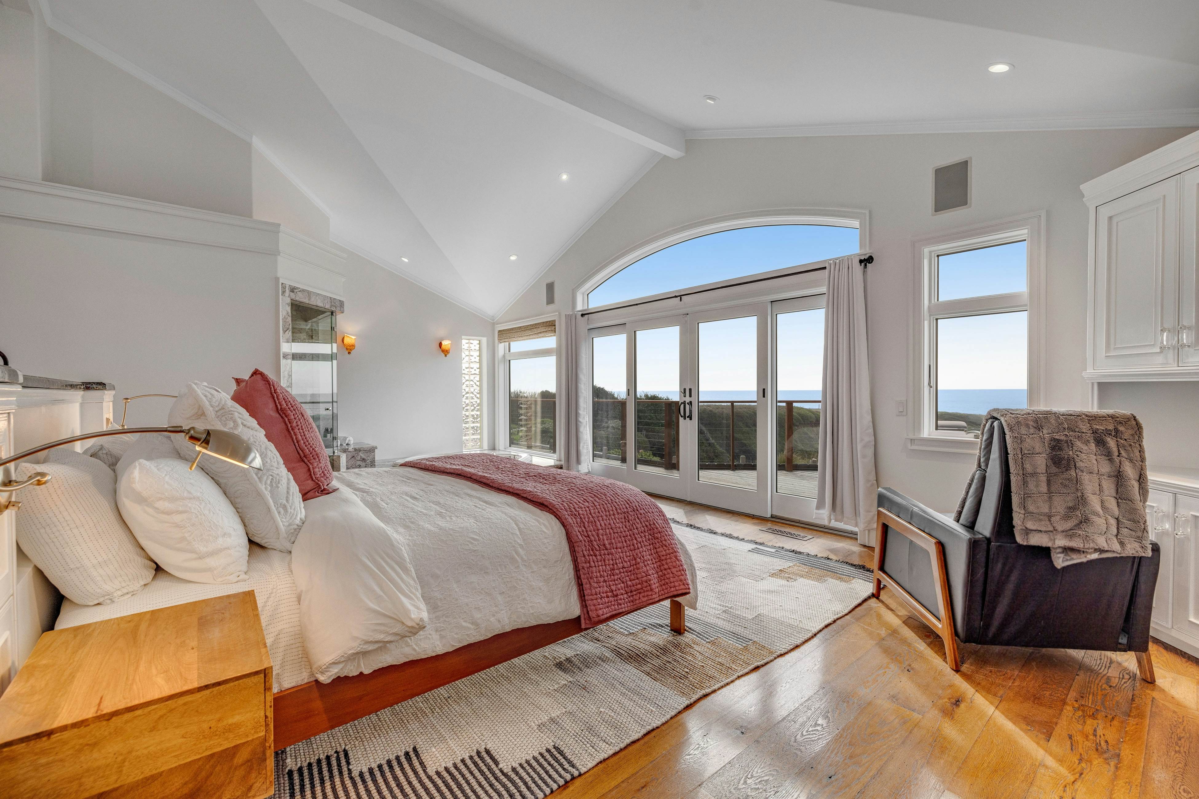 Oceanfront Home: Views, Fireplace & Jetted Tub